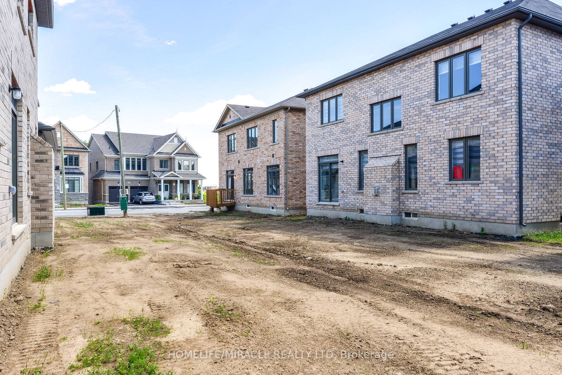 21 Ezra Cres