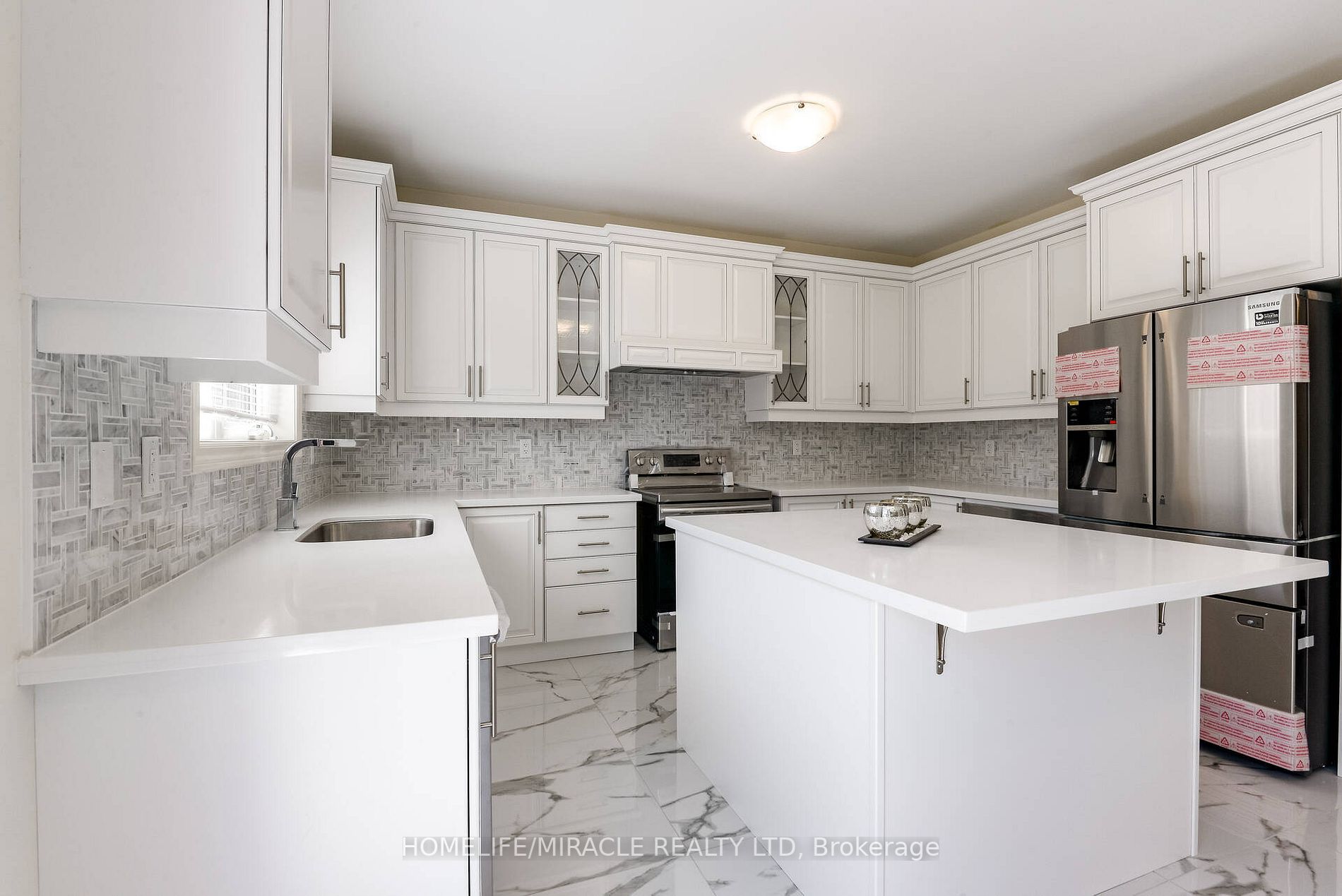 21 Ezra Cres