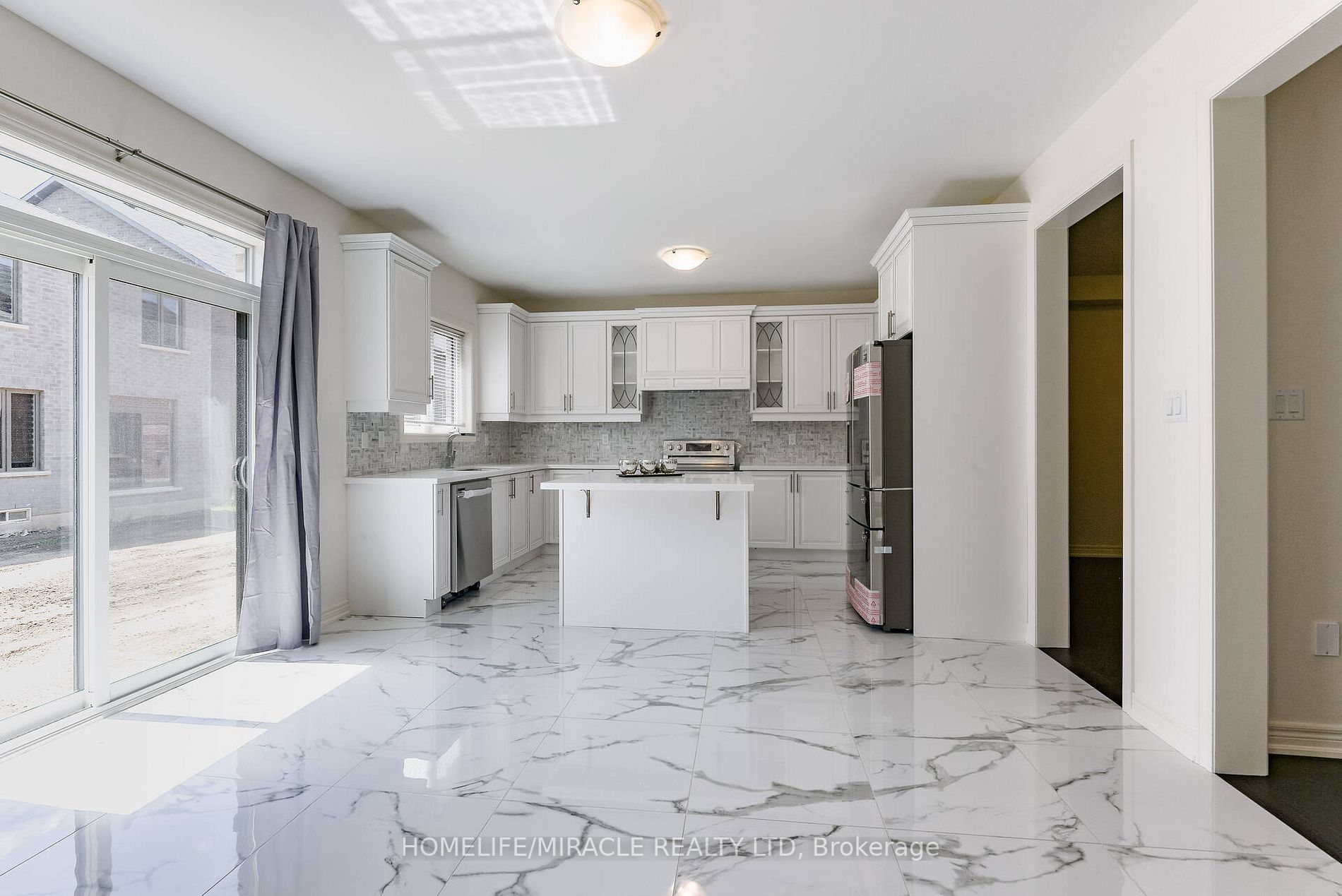 21 Ezra Cres