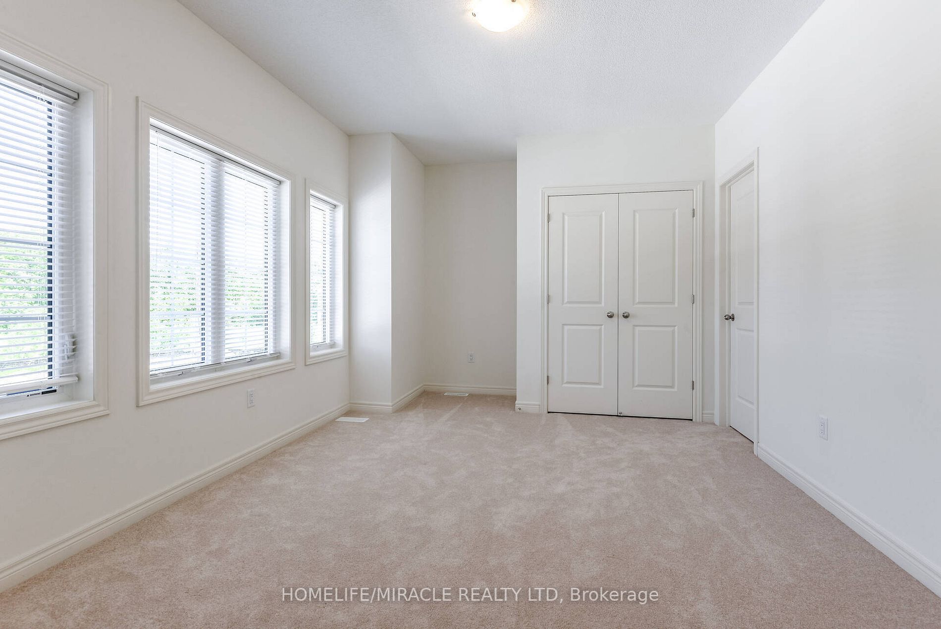 21 Ezra Cres