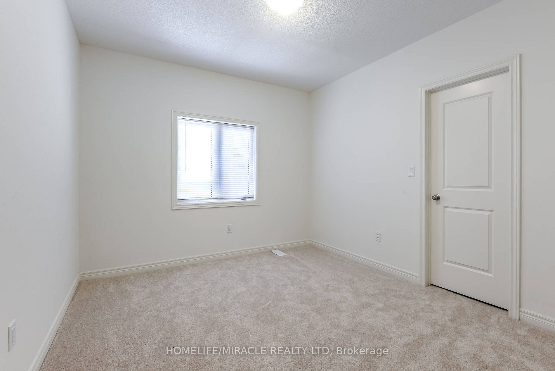 21 Ezra Cres