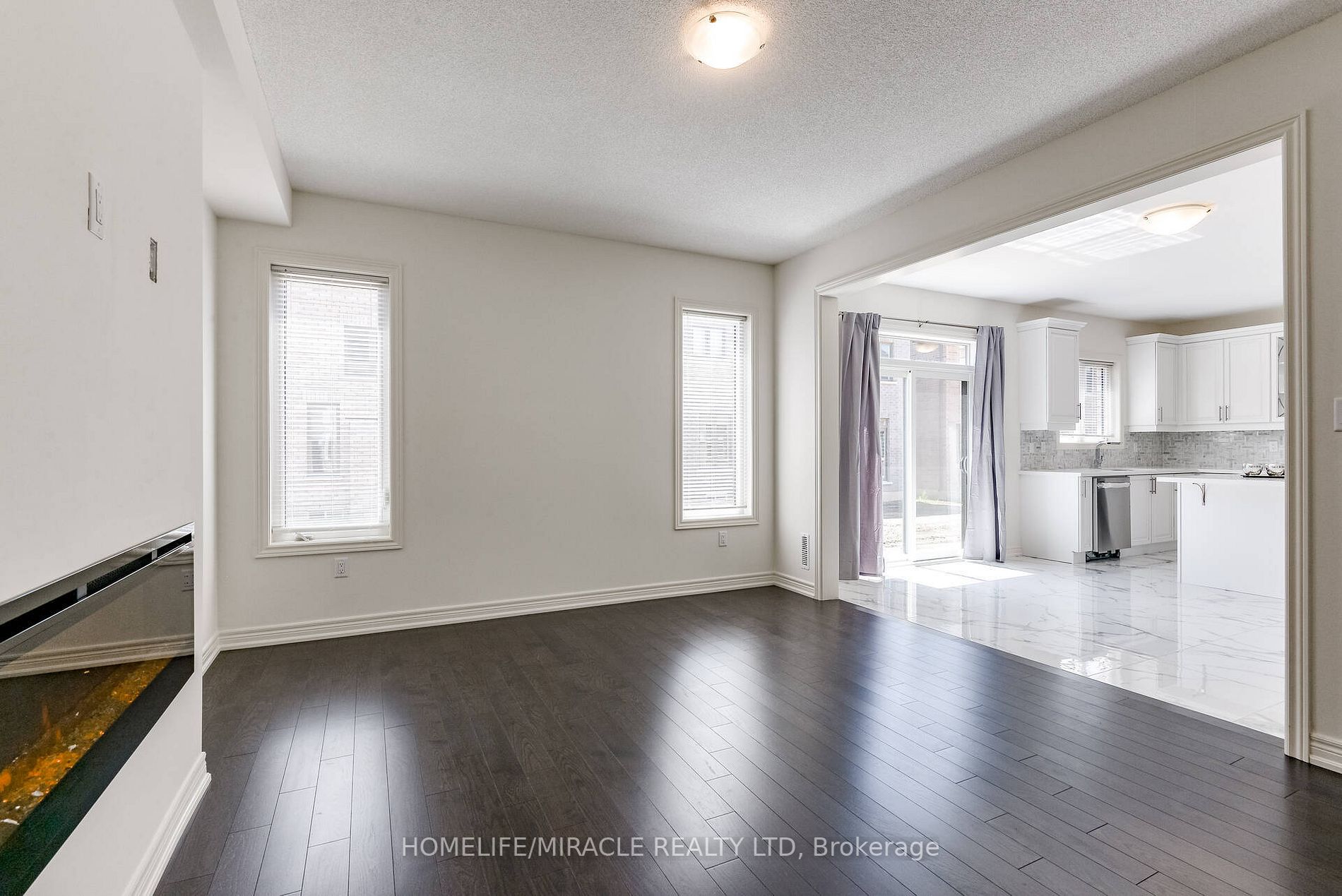 21 Ezra Cres