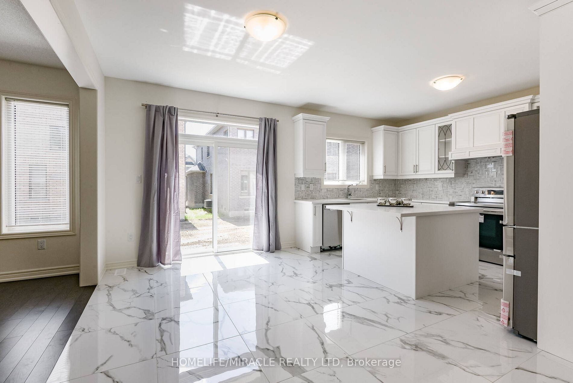21 Ezra Cres