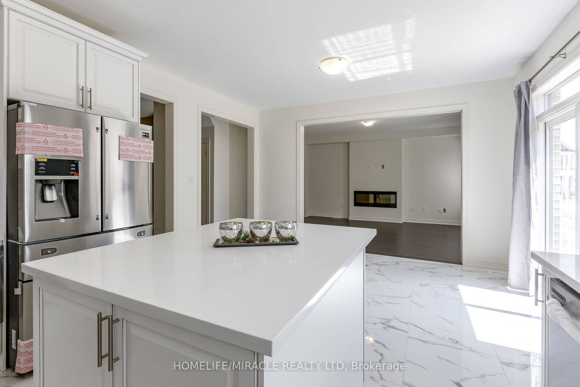21 Ezra Cres