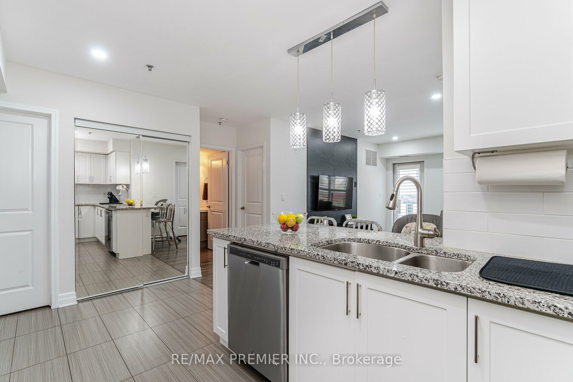 60 Baycliffe Cres W, #208
