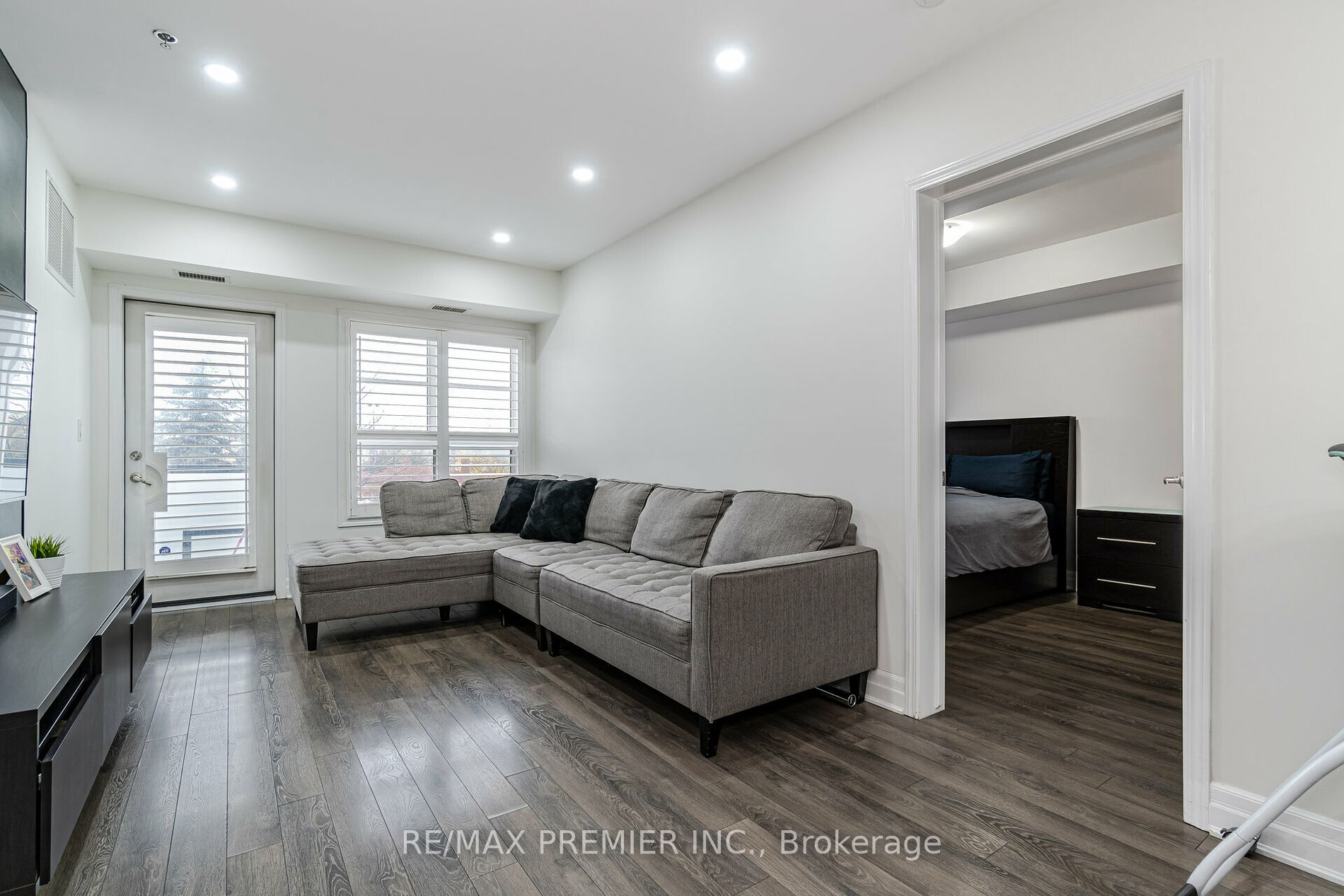 60 Baycliffe Cres W, #208