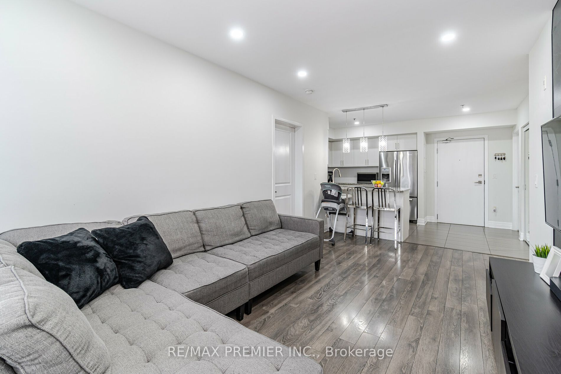 60 Baycliffe Cres W, #208