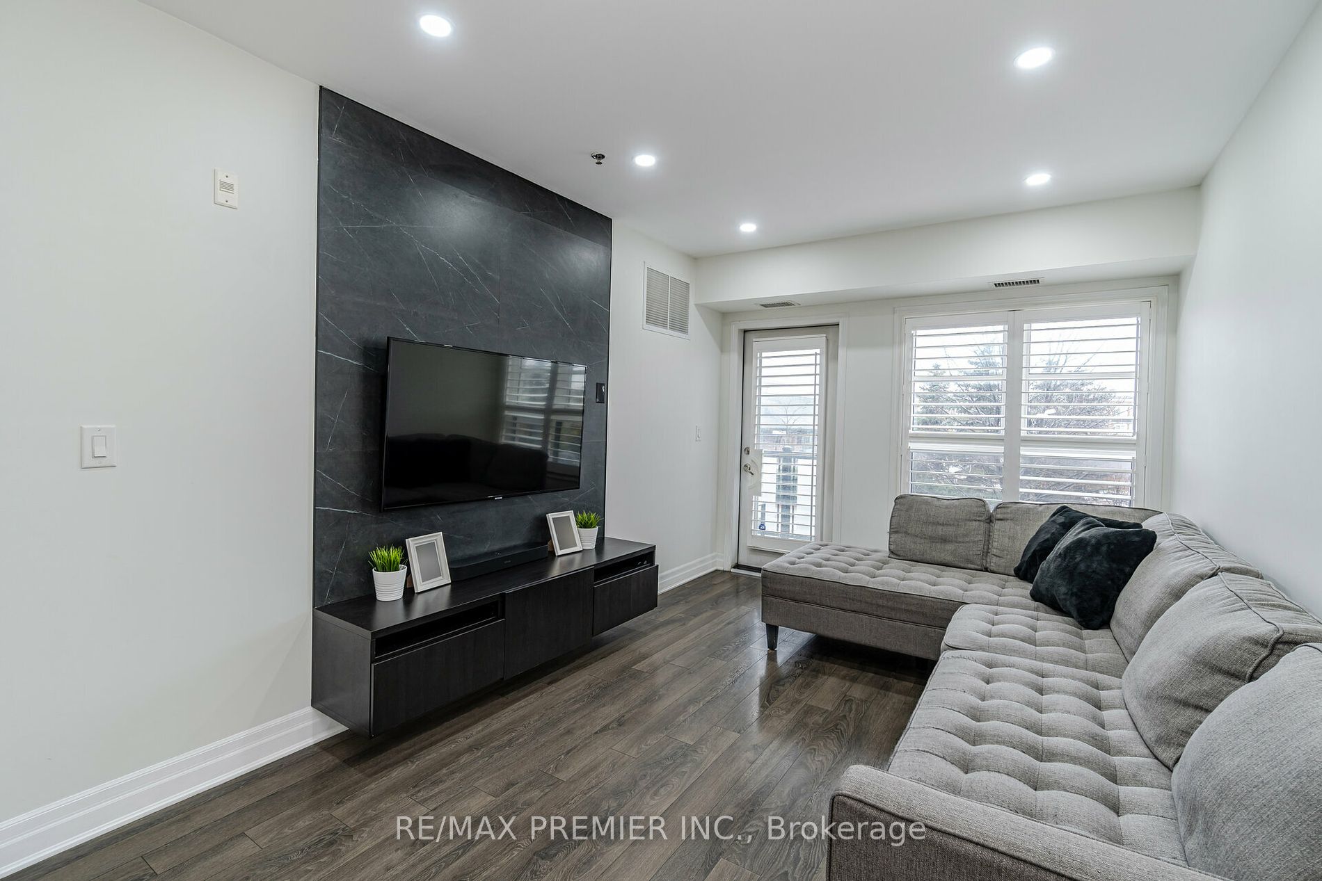 60 Baycliffe Cres W, #208
