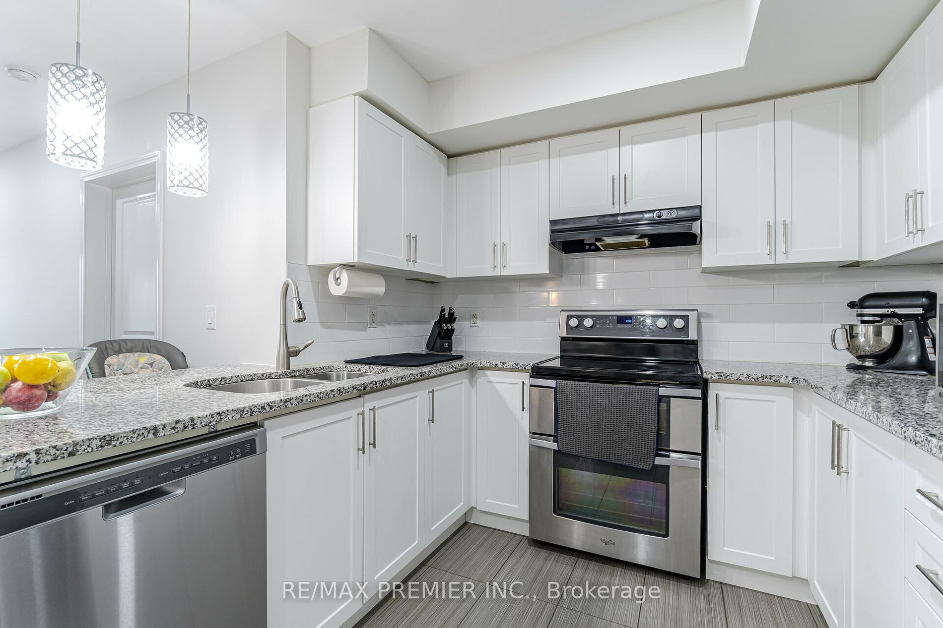60 Baycliffe Cres W, #208
