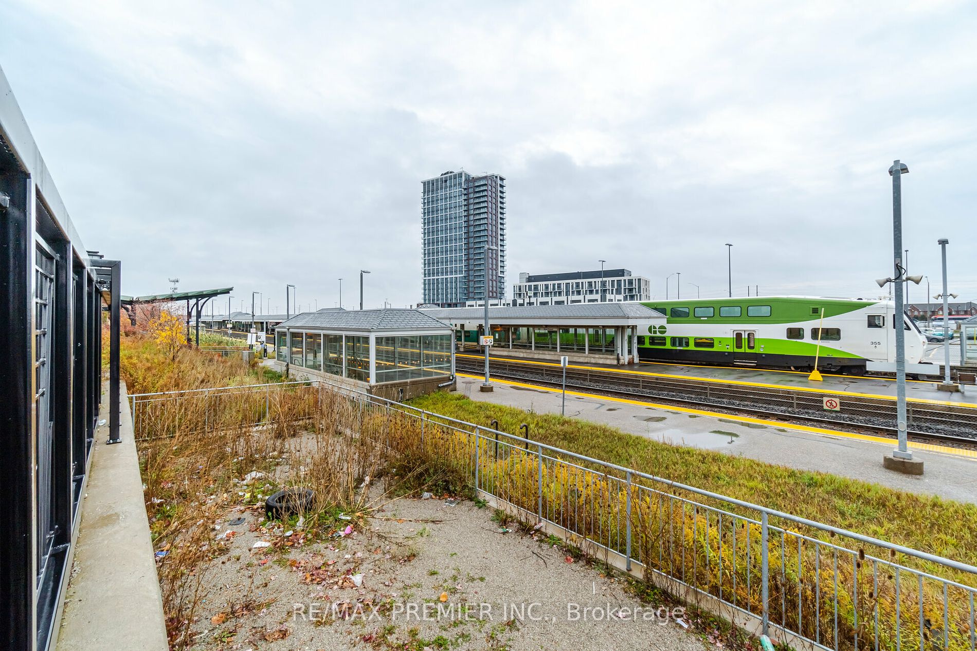 60 Baycliffe Cres W, #208