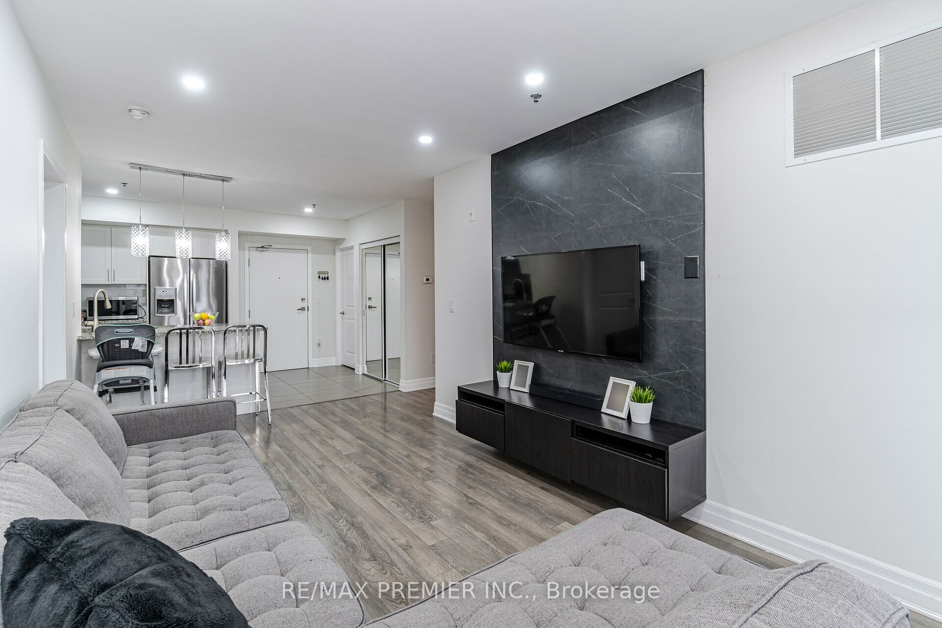 60 Baycliffe Cres W, #208