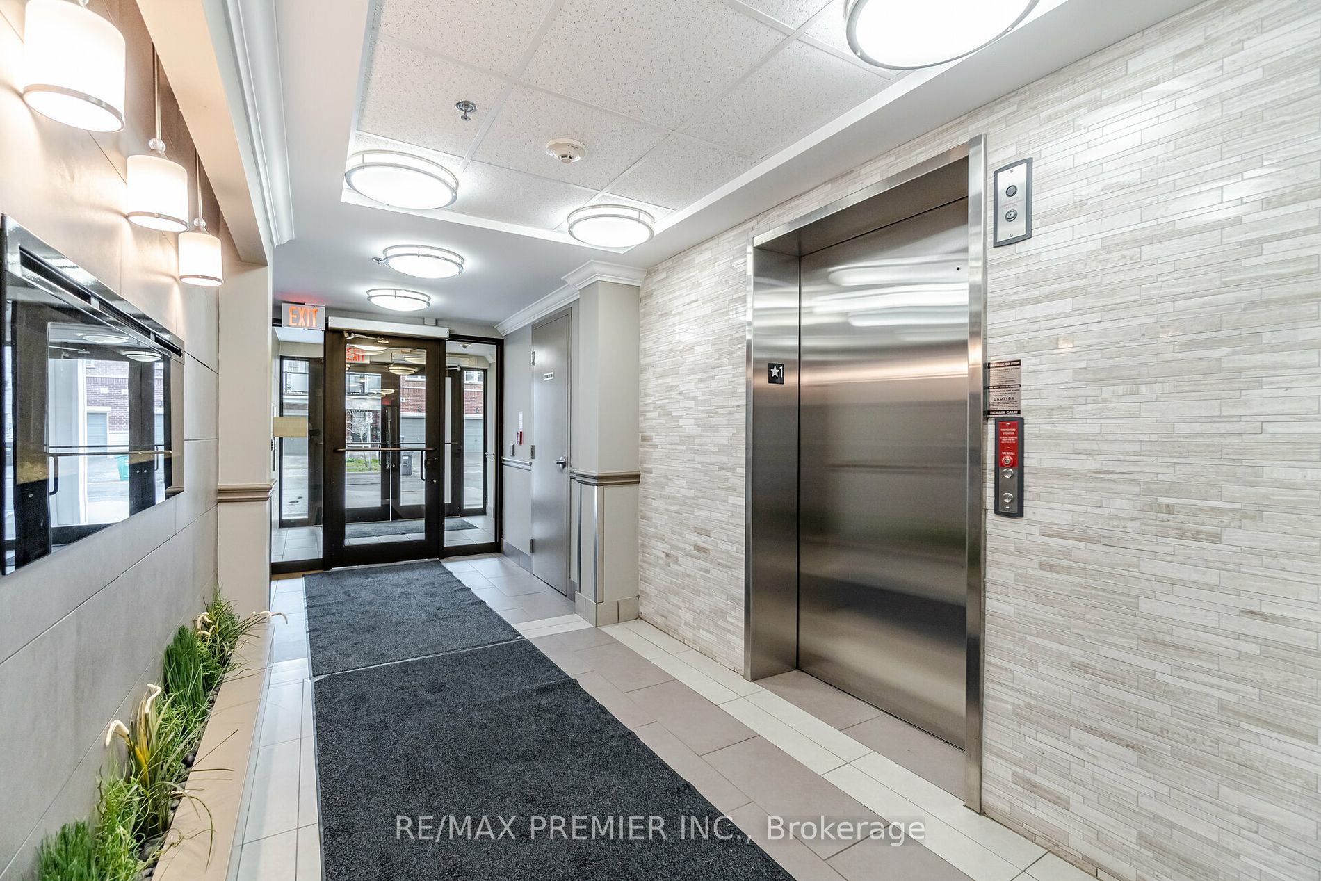 60 Baycliffe Cres W, #208