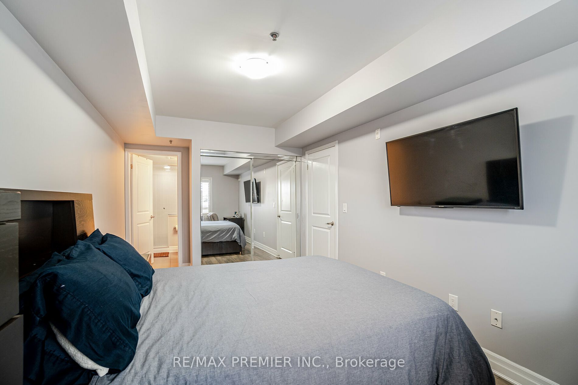 60 Baycliffe Cres W, #208