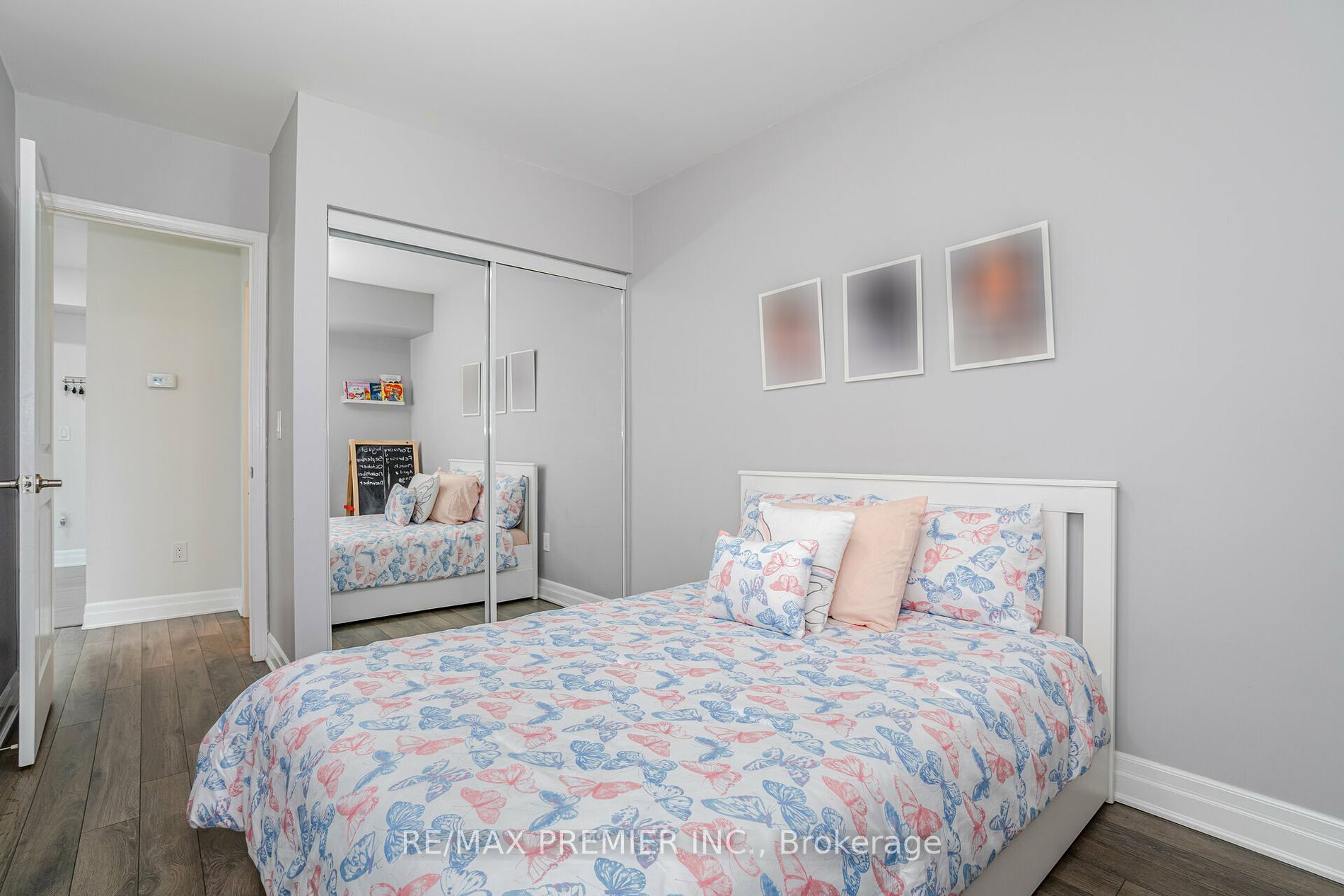60 Baycliffe Cres W, #208