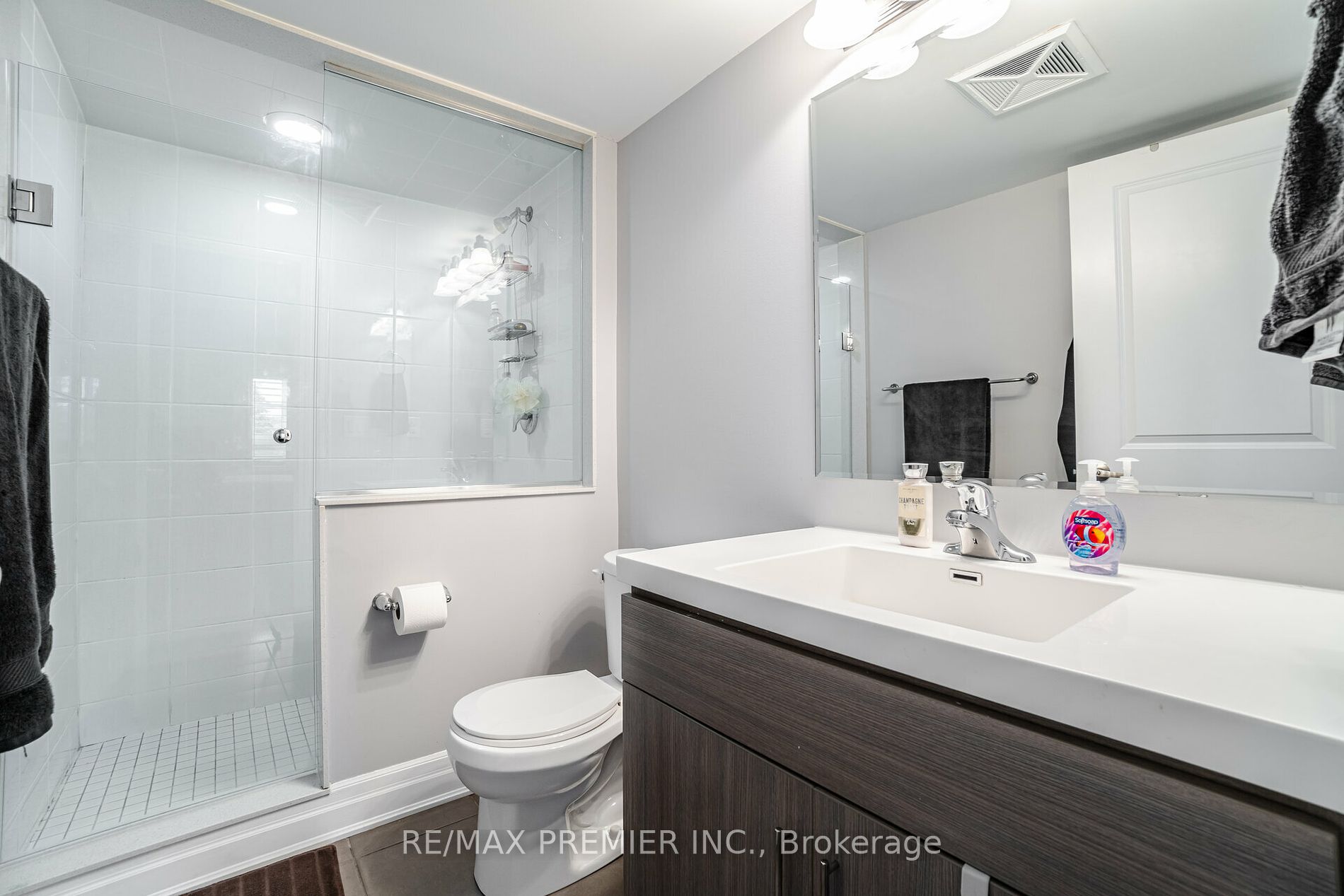 60 Baycliffe Cres W, #208