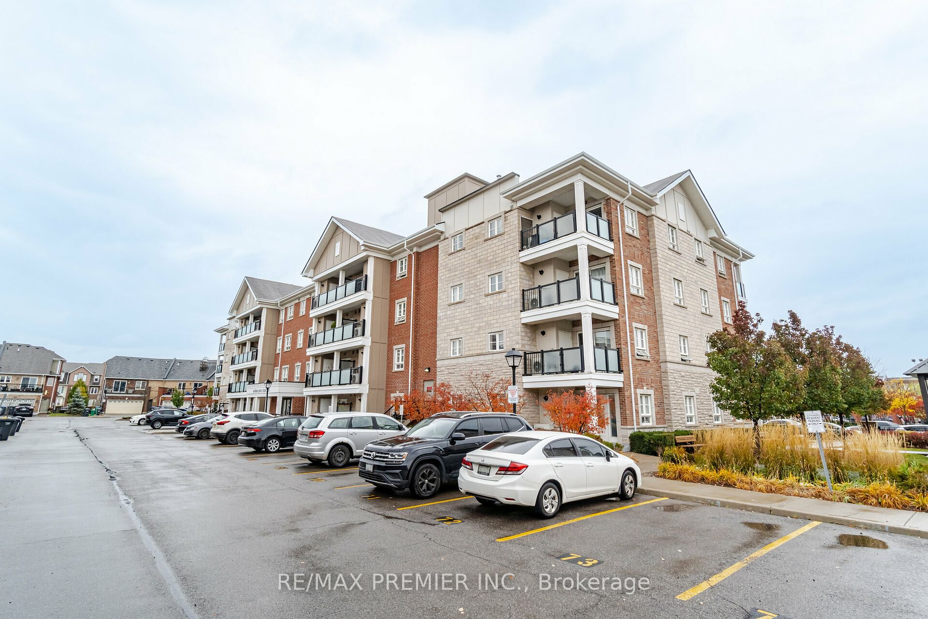 60 Baycliffe Cres W, #208