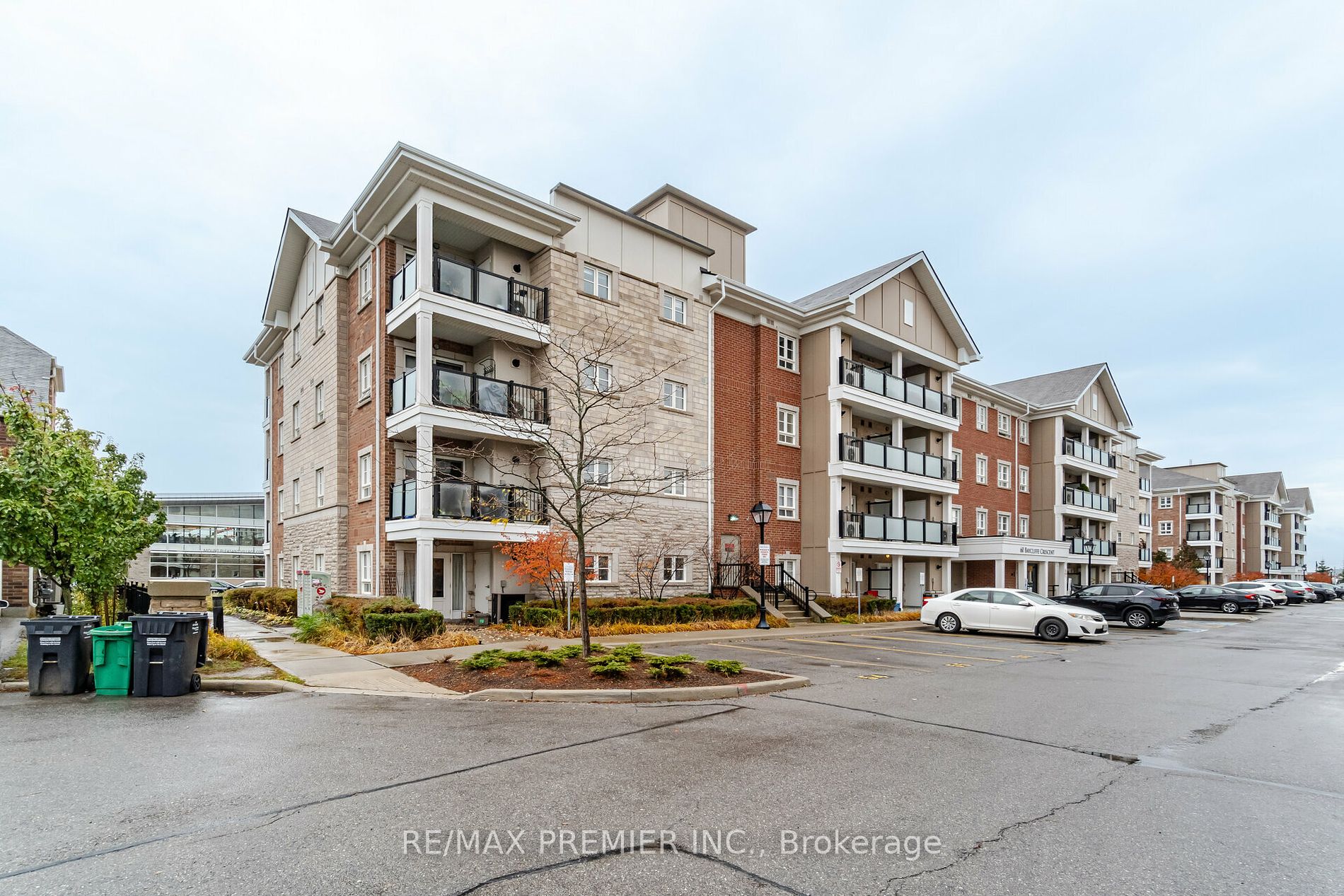 60 Baycliffe Cres W, #208