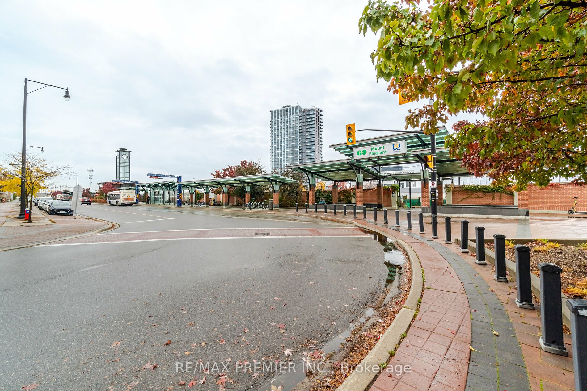 60 Baycliffe Cres W, #208