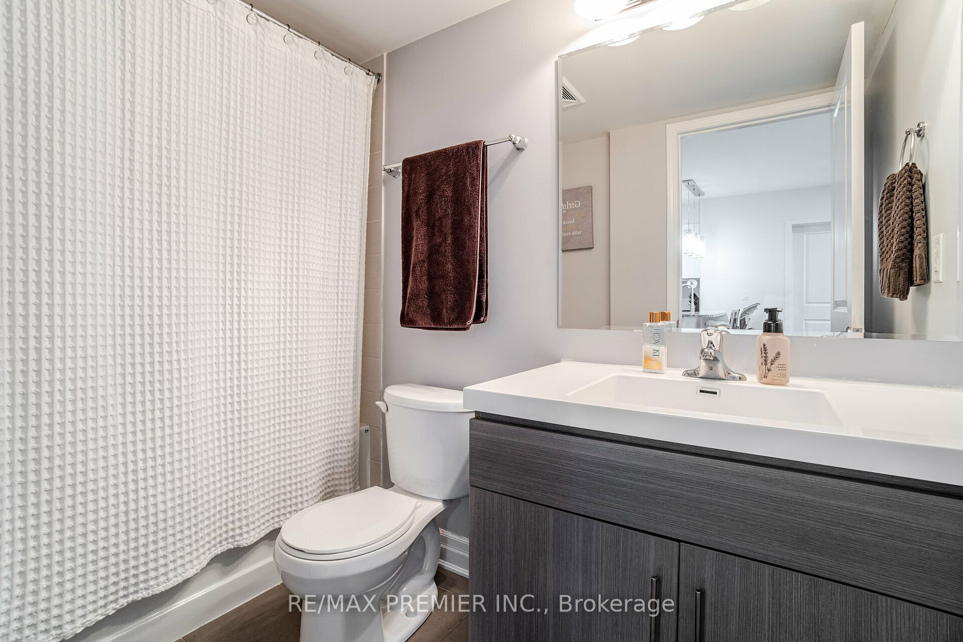 60 Baycliffe Cres W, #208