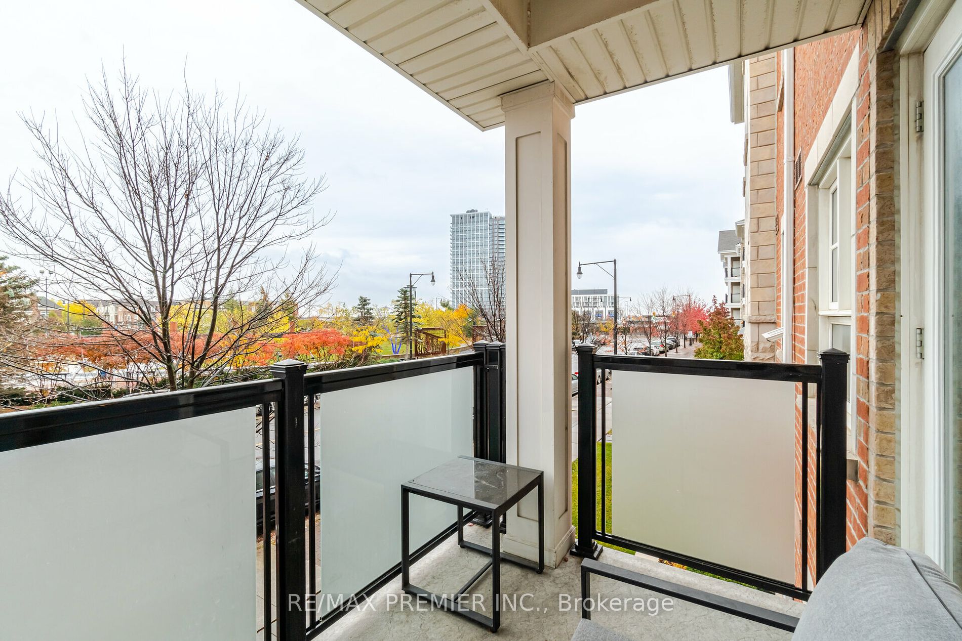 60 Baycliffe Cres W, #208