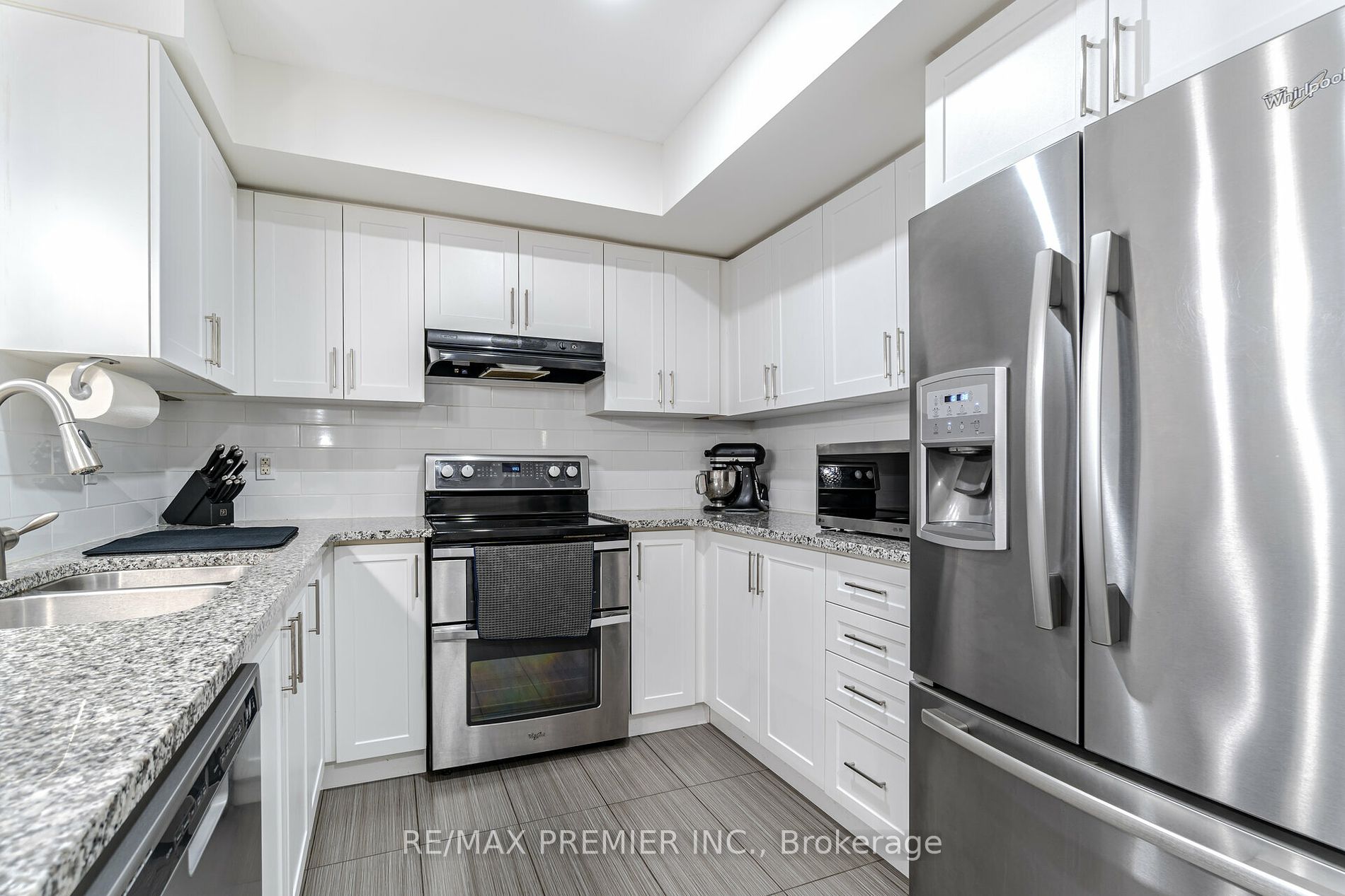 60 Baycliffe Cres W, #208