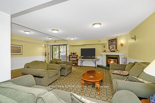 24 Chapel St W, #402