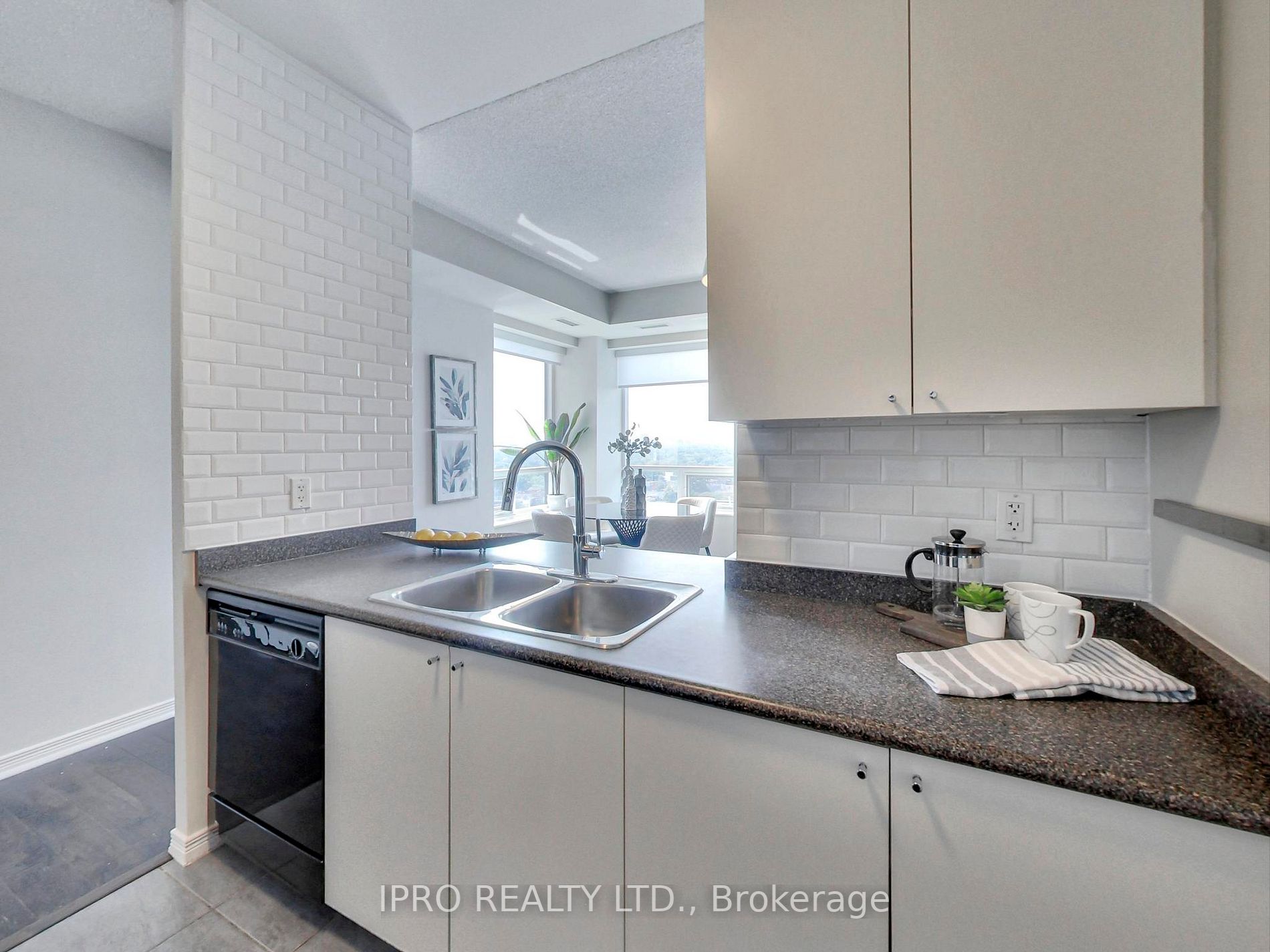 60 Heintzman St, #1613