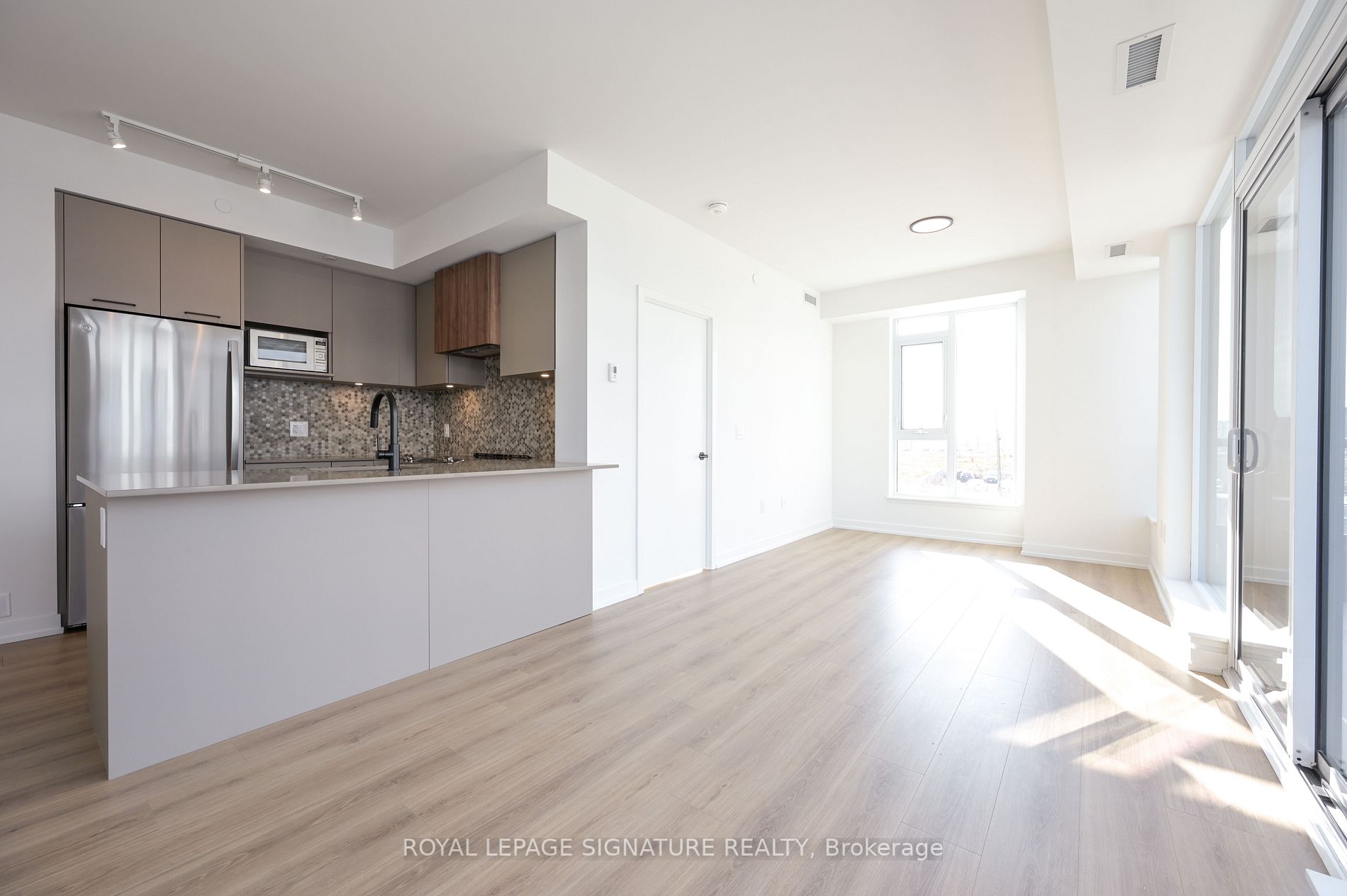10 Lagerfeld Dr, #215