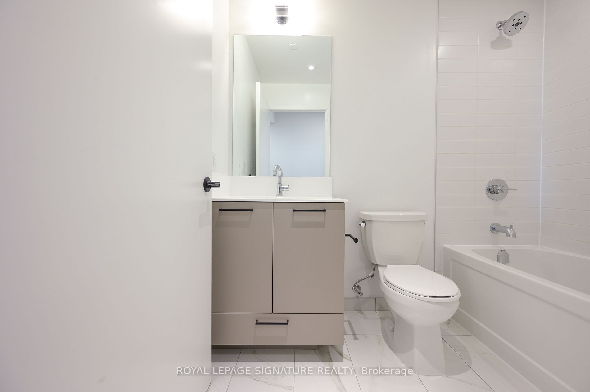 10 Lagerfeld Dr, #215
