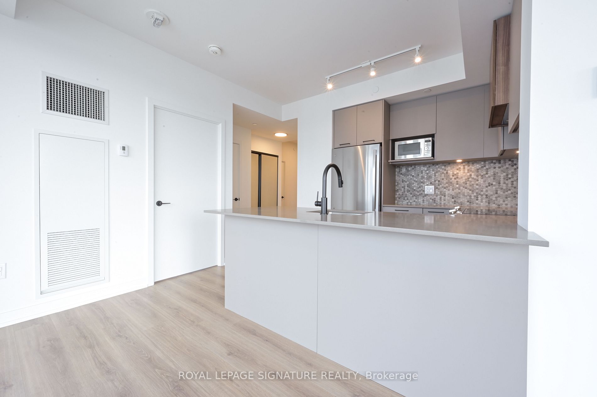 10 Lagerfeld Dr, #215