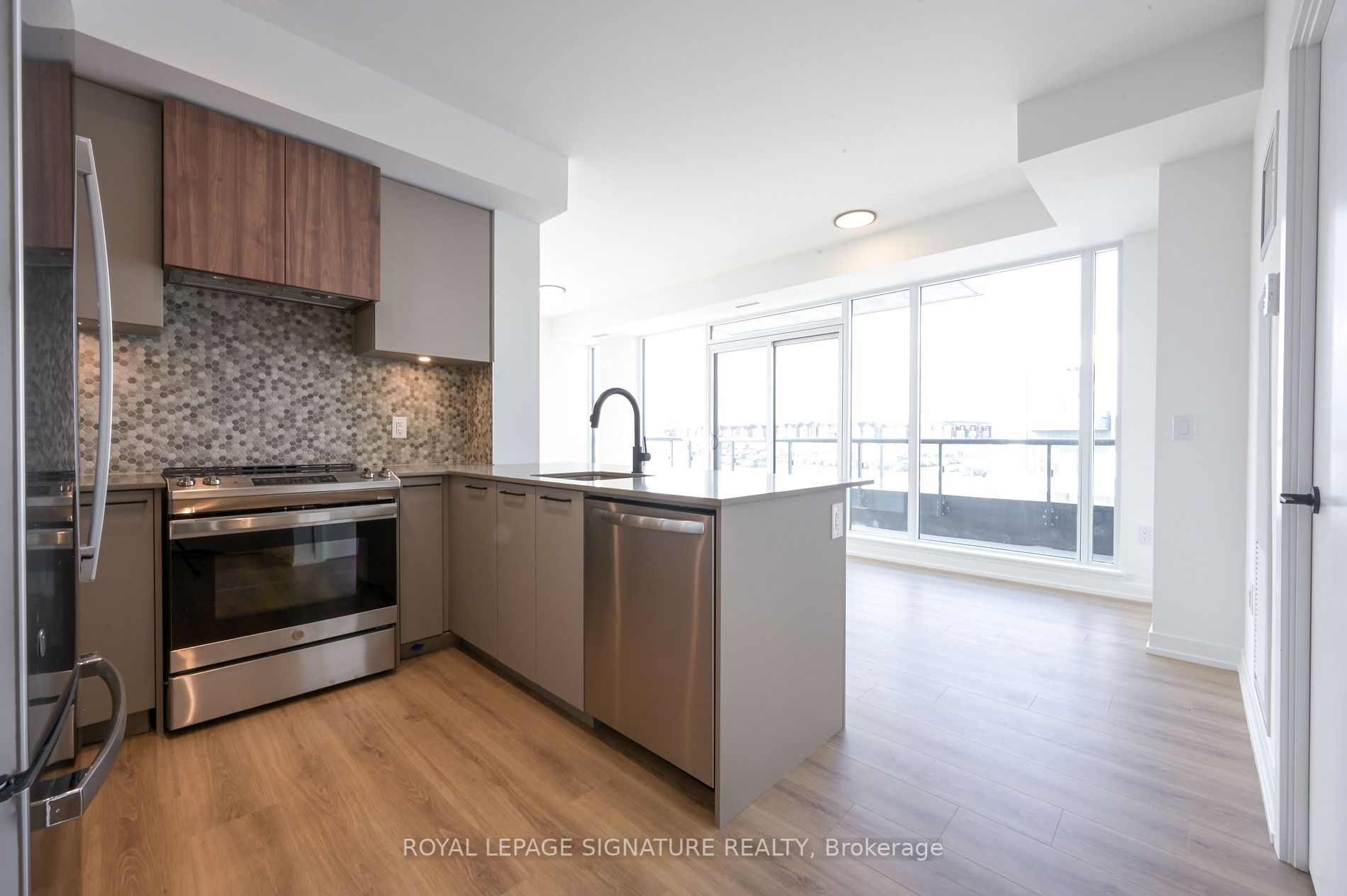 10 Lagerfeld Dr, #215