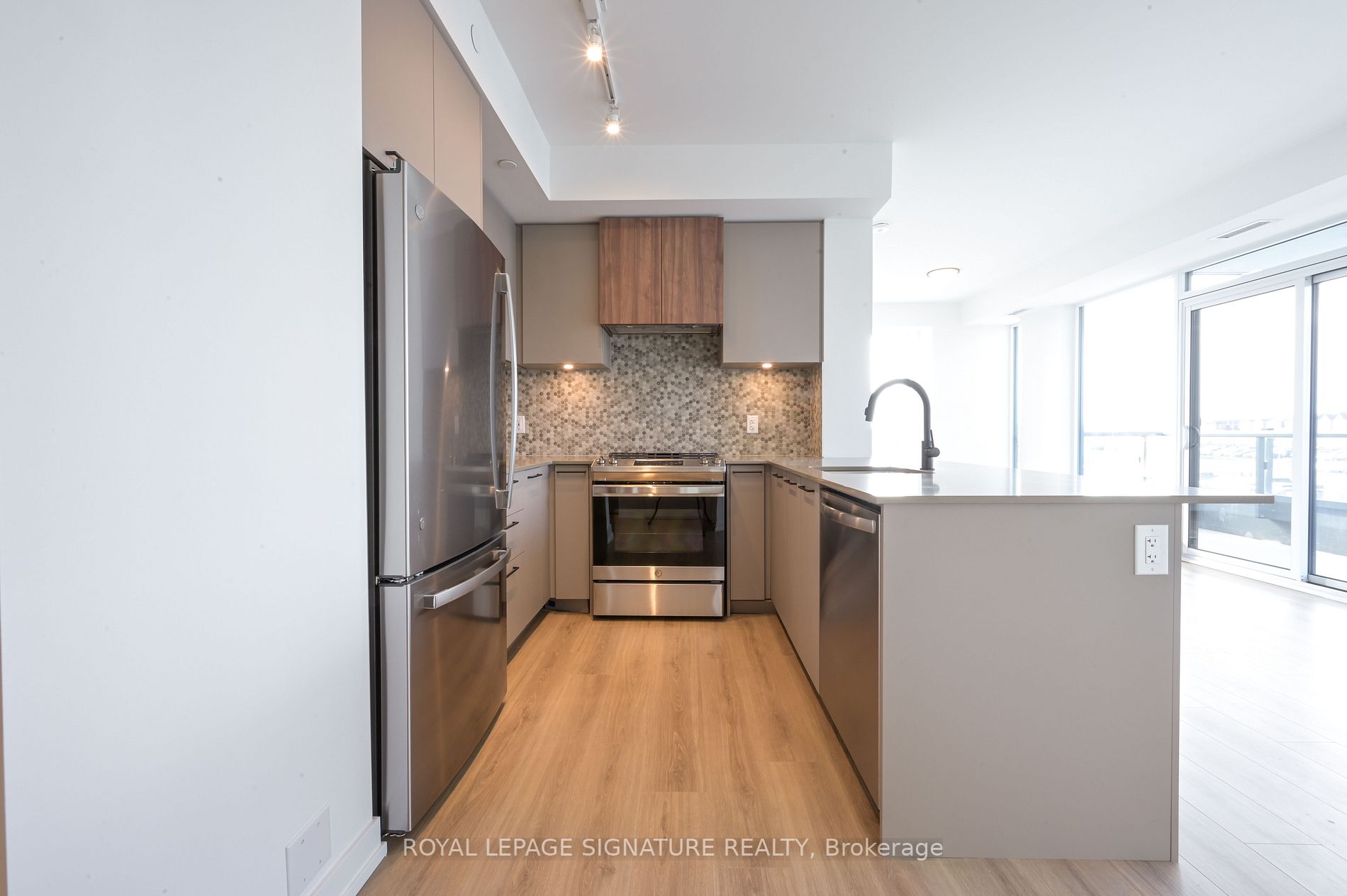10 Lagerfeld Dr, #215