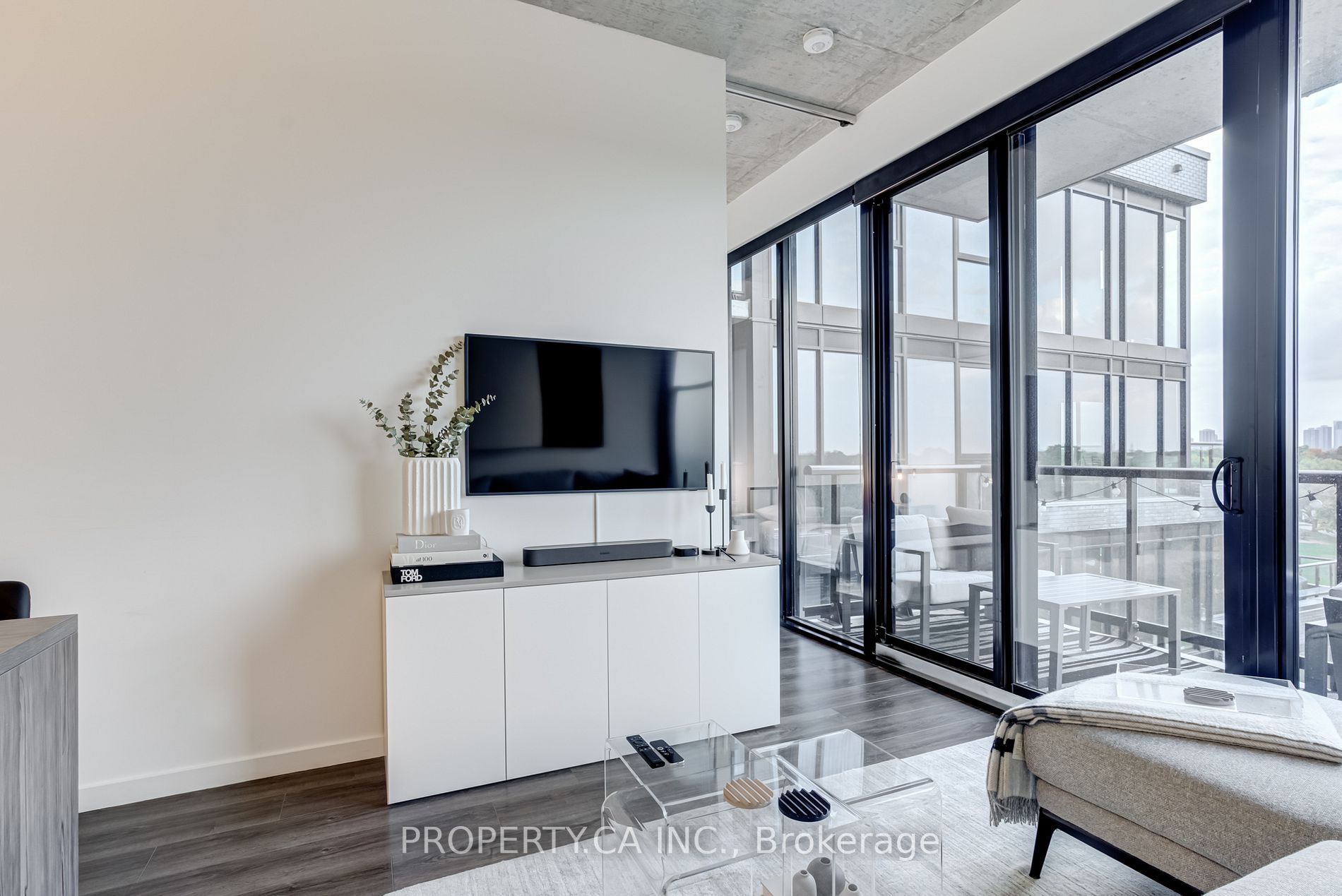 7 Smith Cres, #702