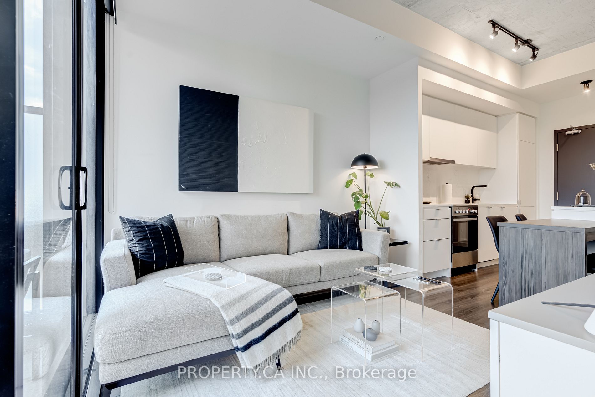7 Smith Cres, #702