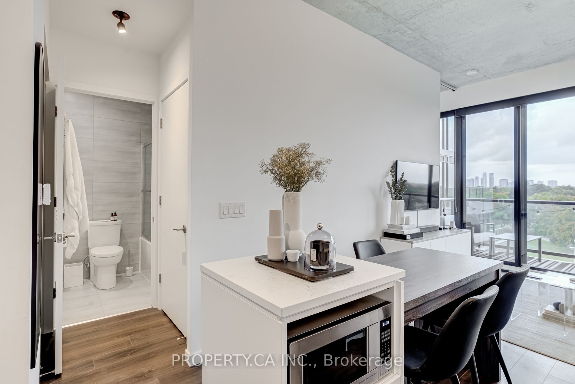 7 Smith Cres, #702