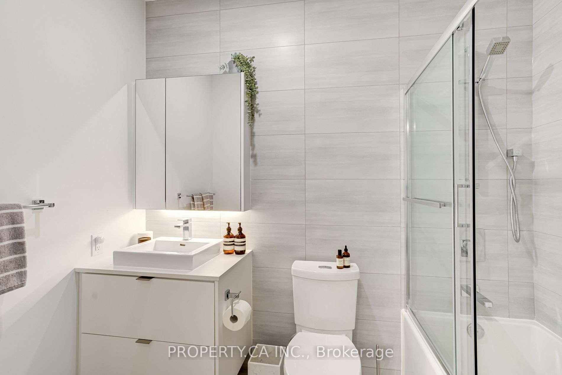 7 Smith Cres, #702