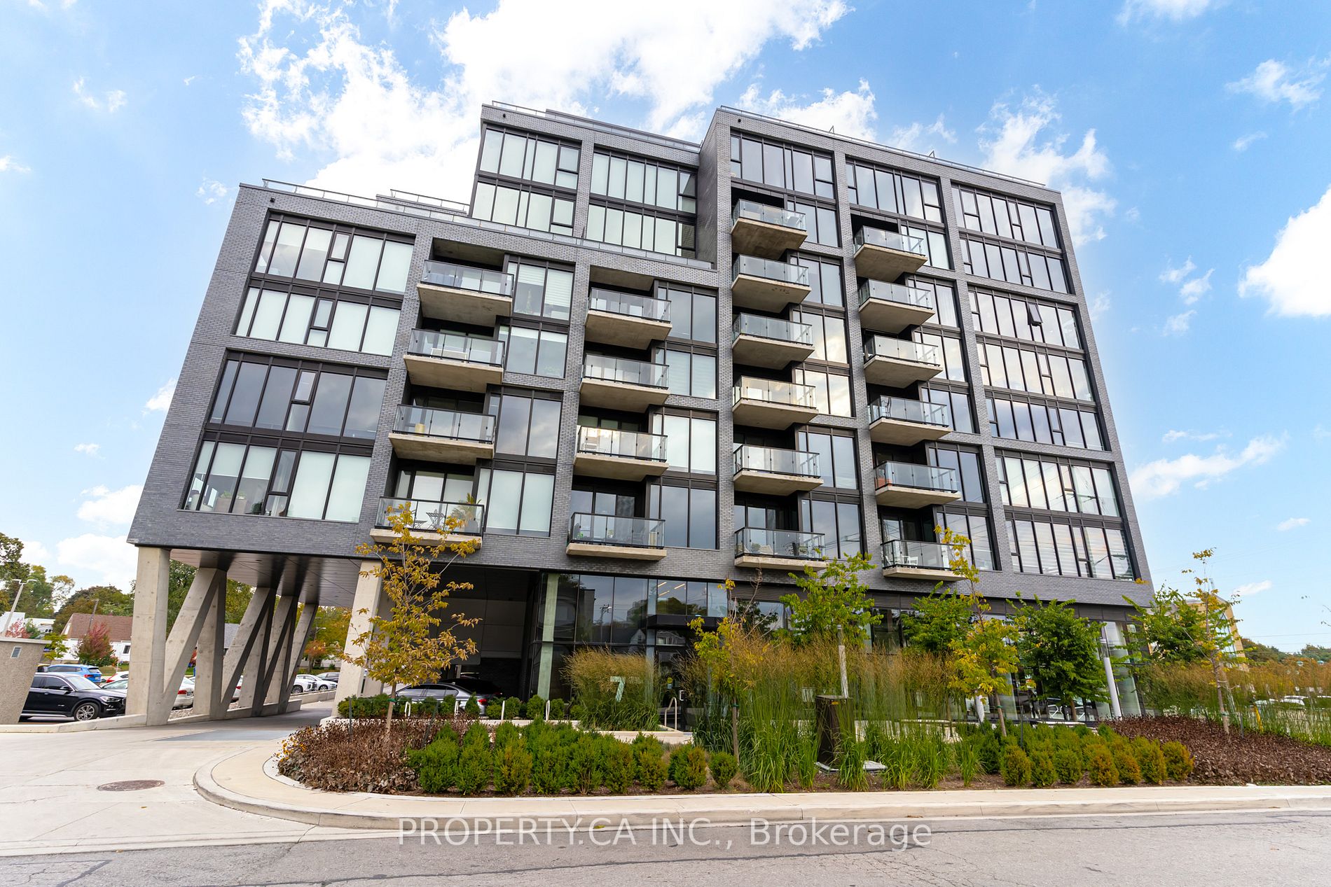 7 Smith Cres, #702