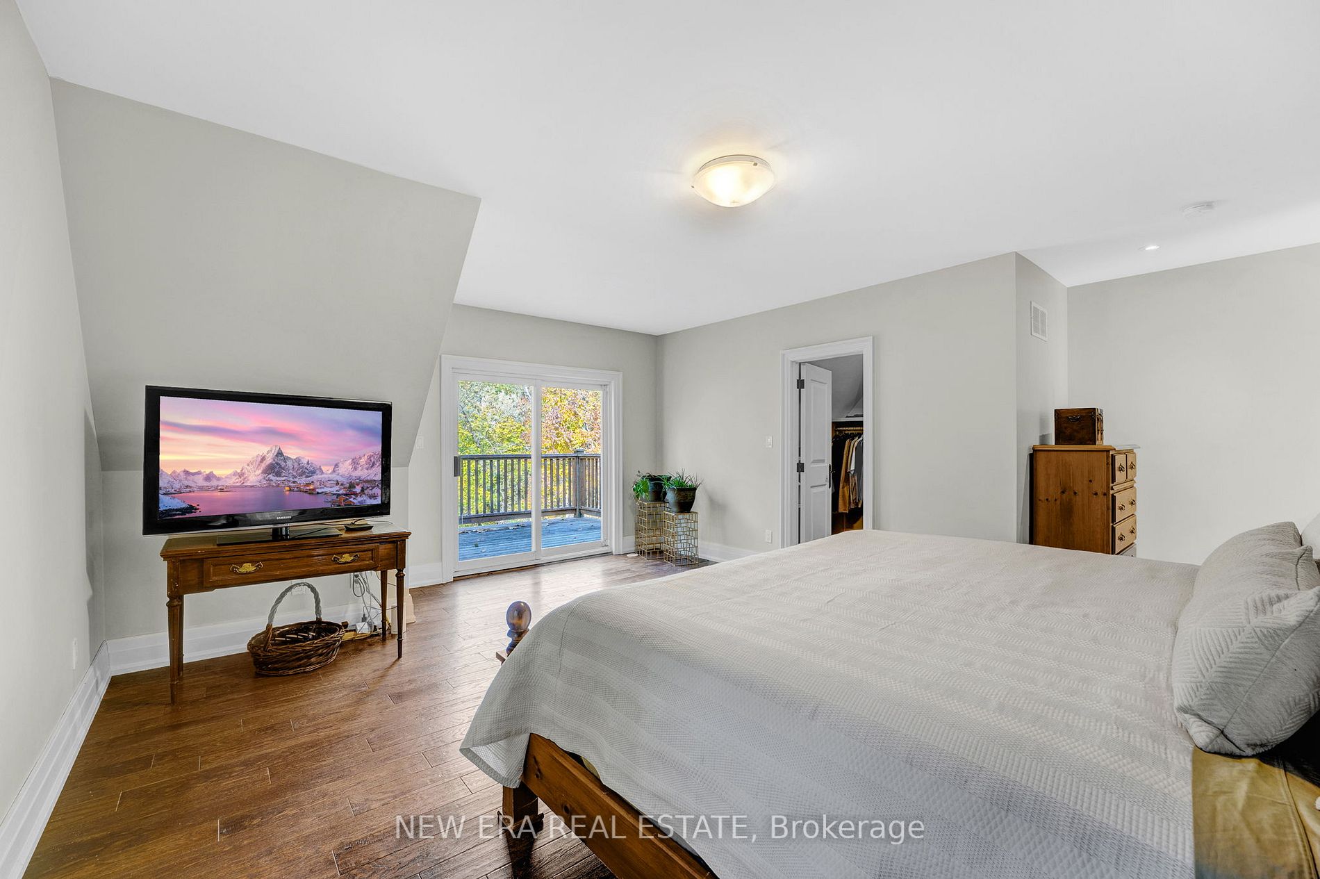 641 Bobolink Rd