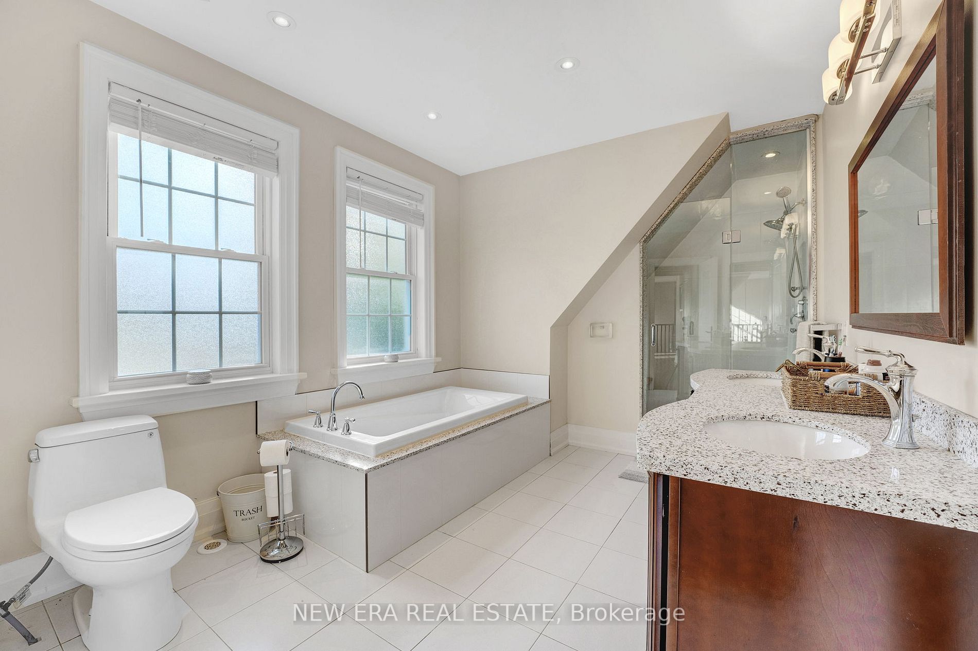 641 Bobolink Rd