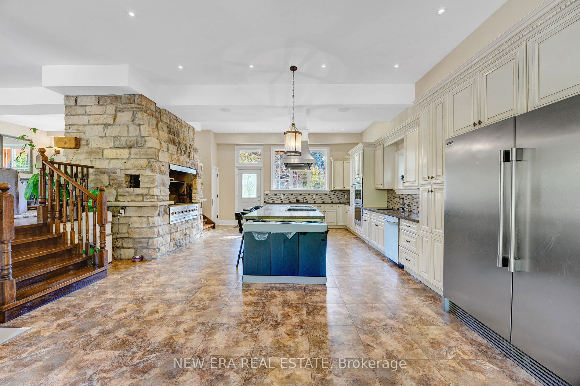 641 Bobolink Rd