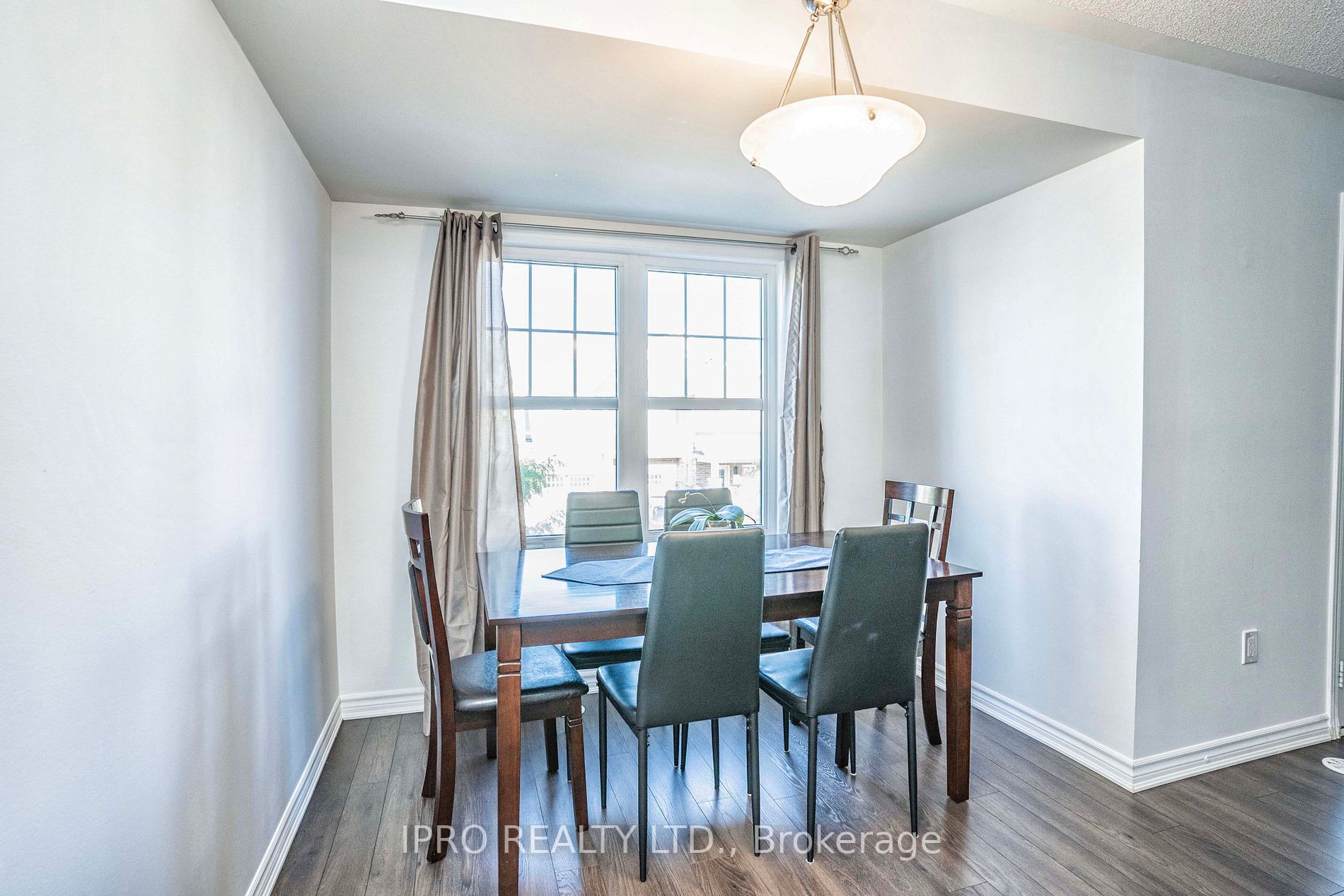 1541 Gainer Cres
