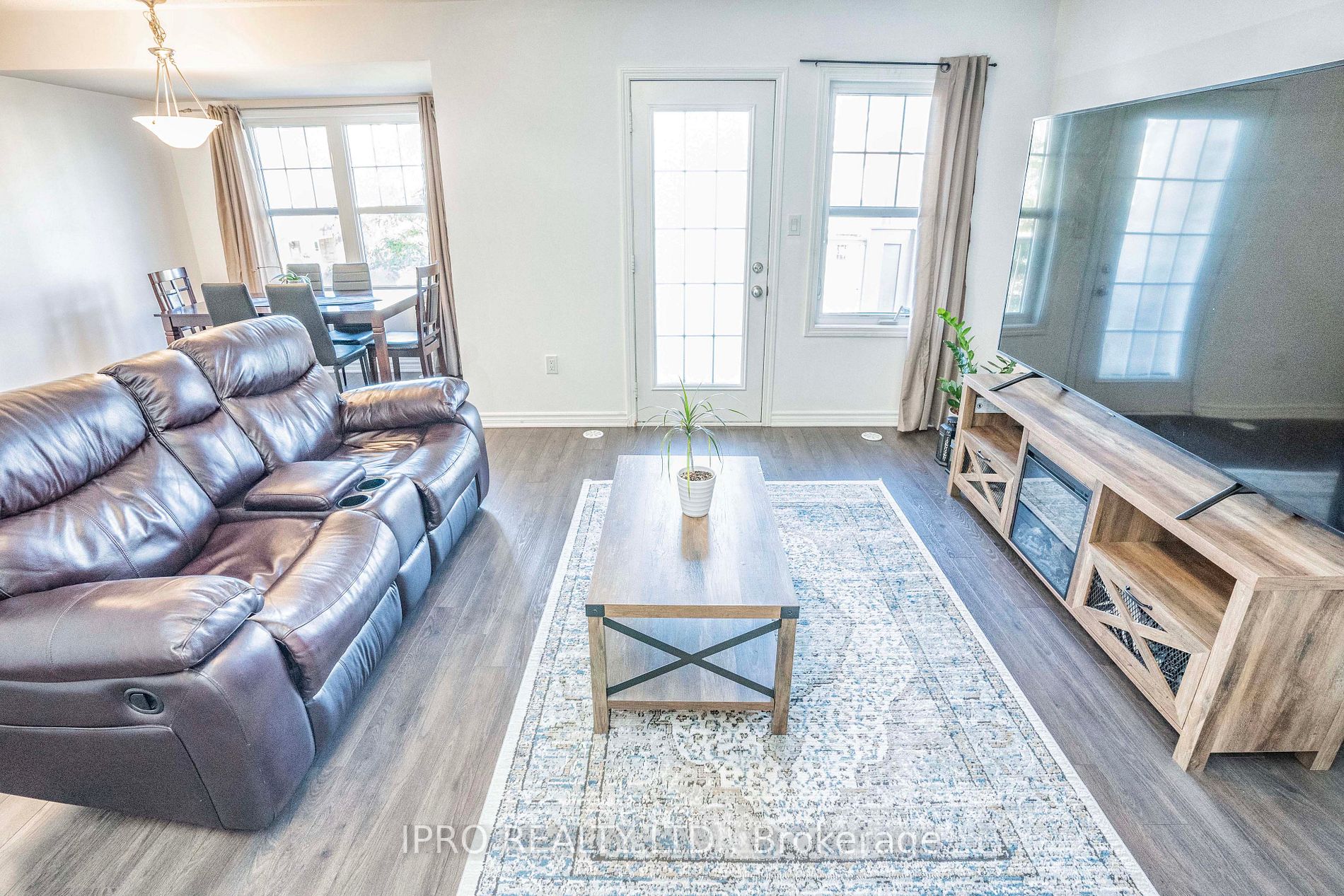 1541 Gainer Cres