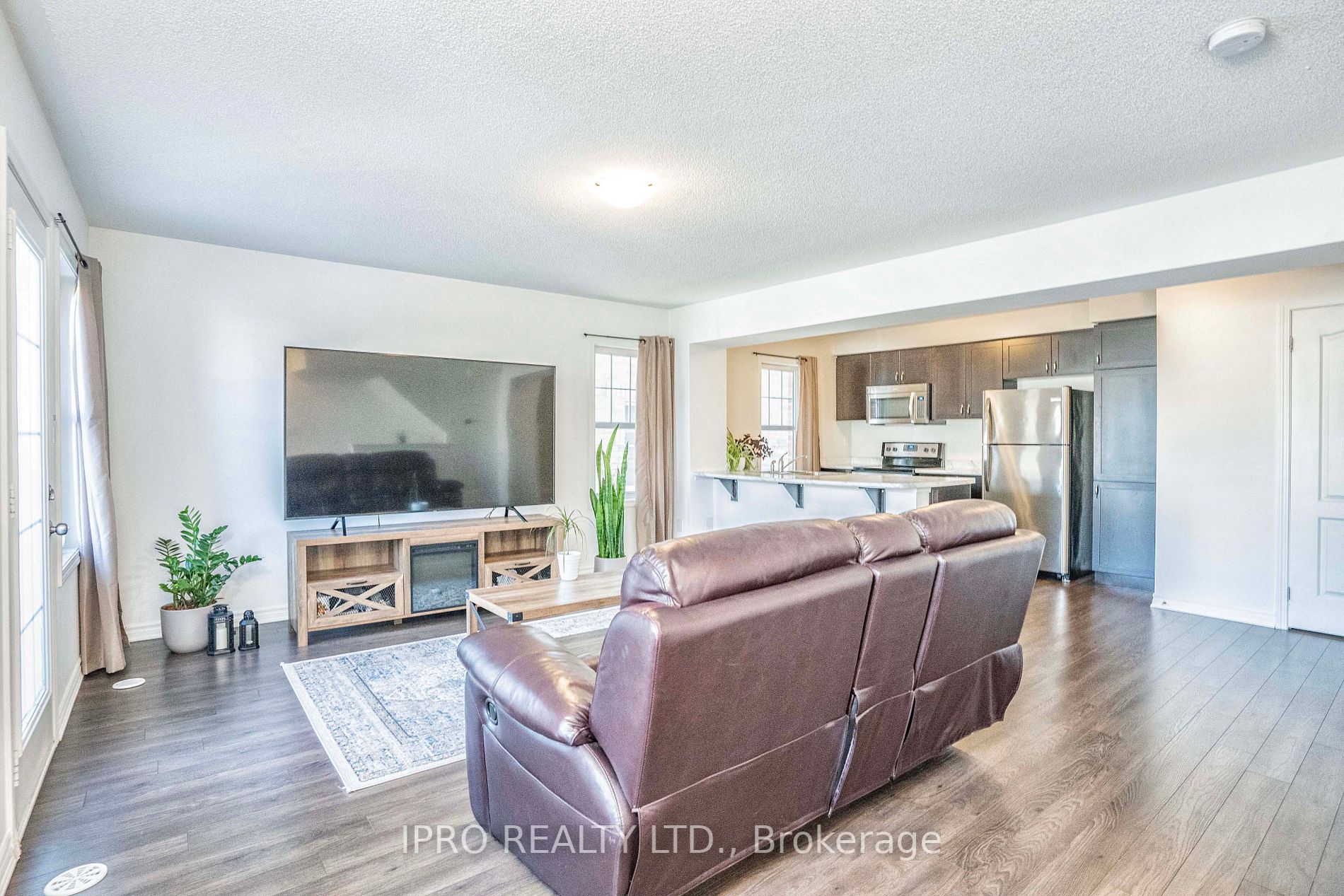 1541 Gainer Cres