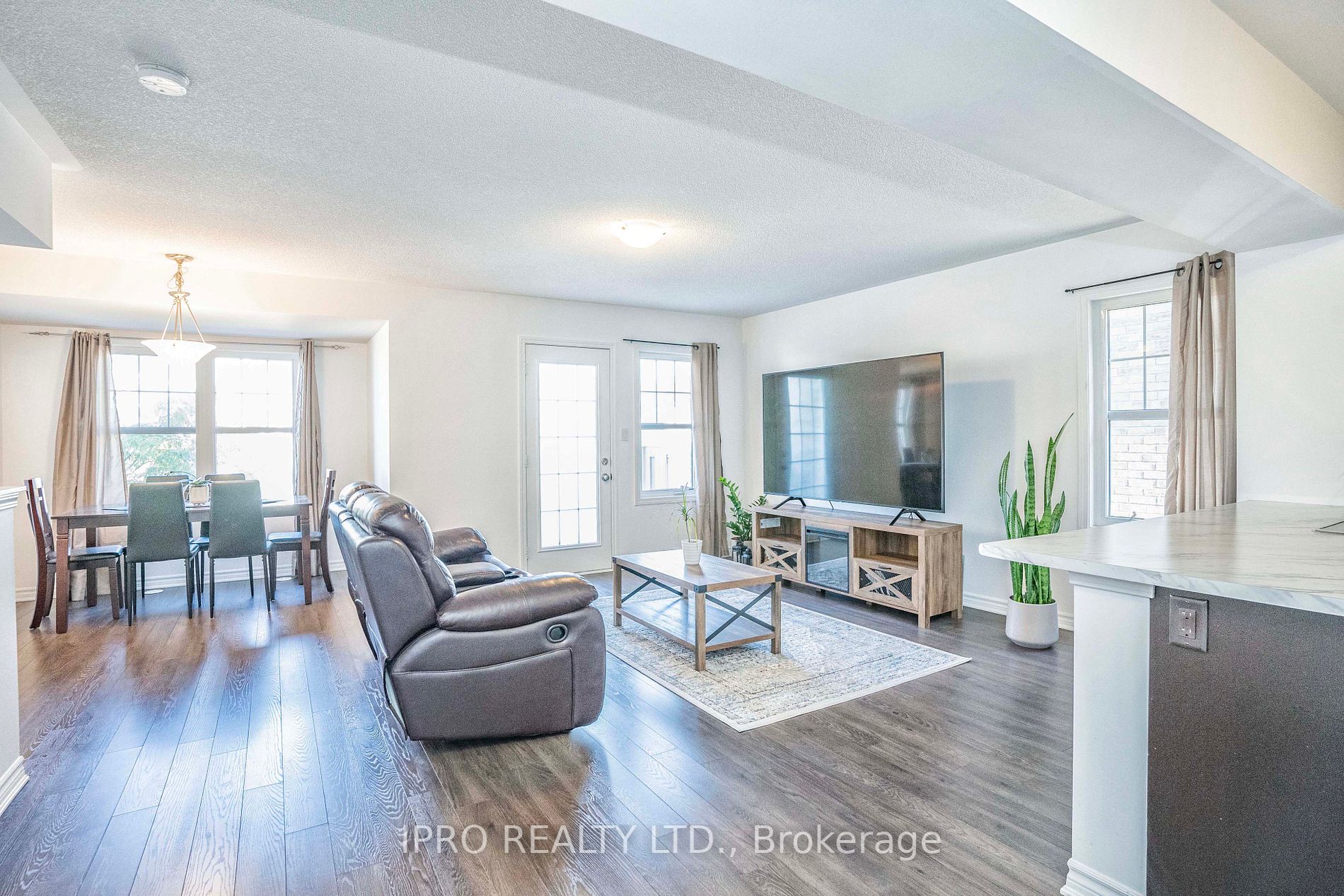 1541 Gainer Cres
