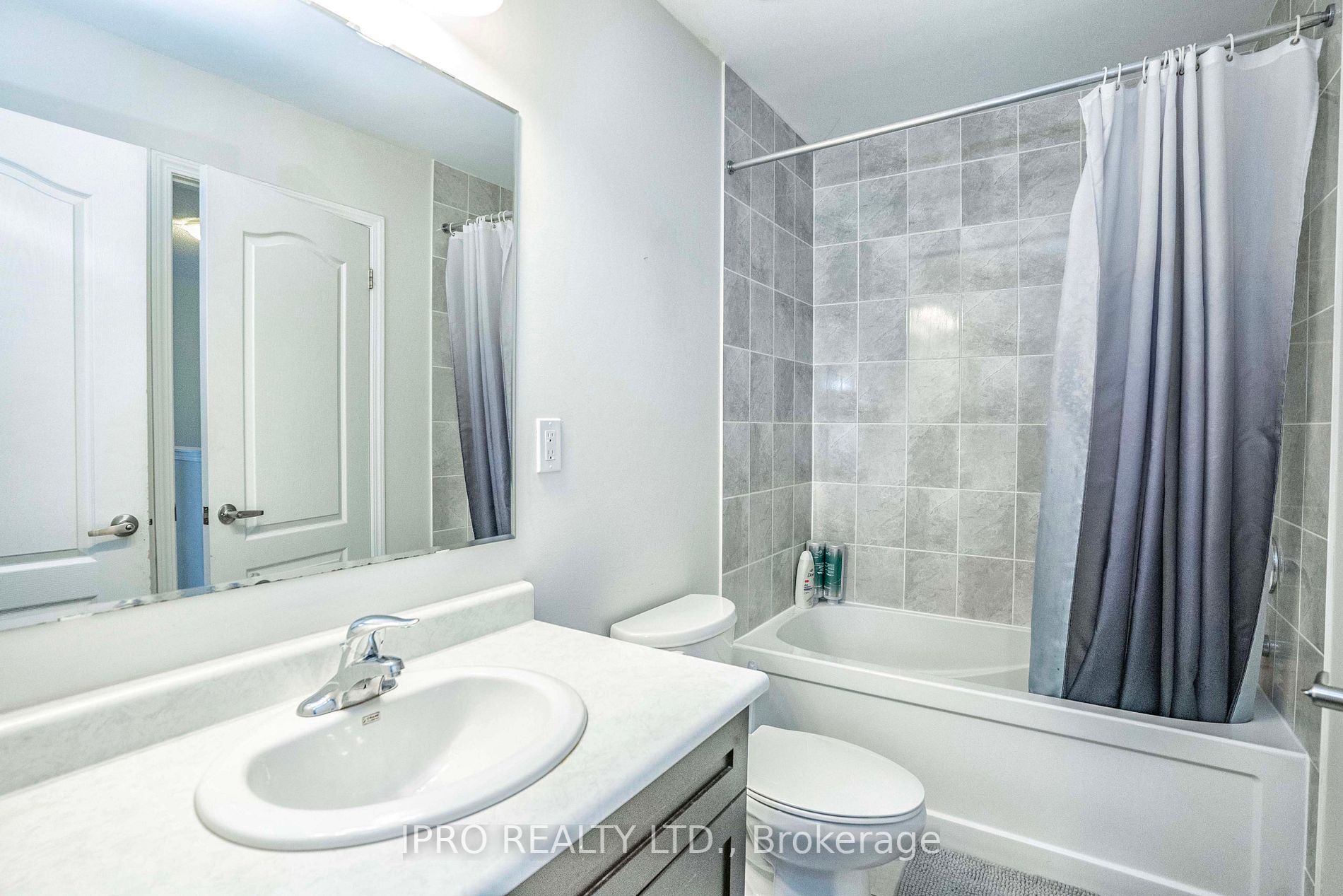 1541 Gainer Cres