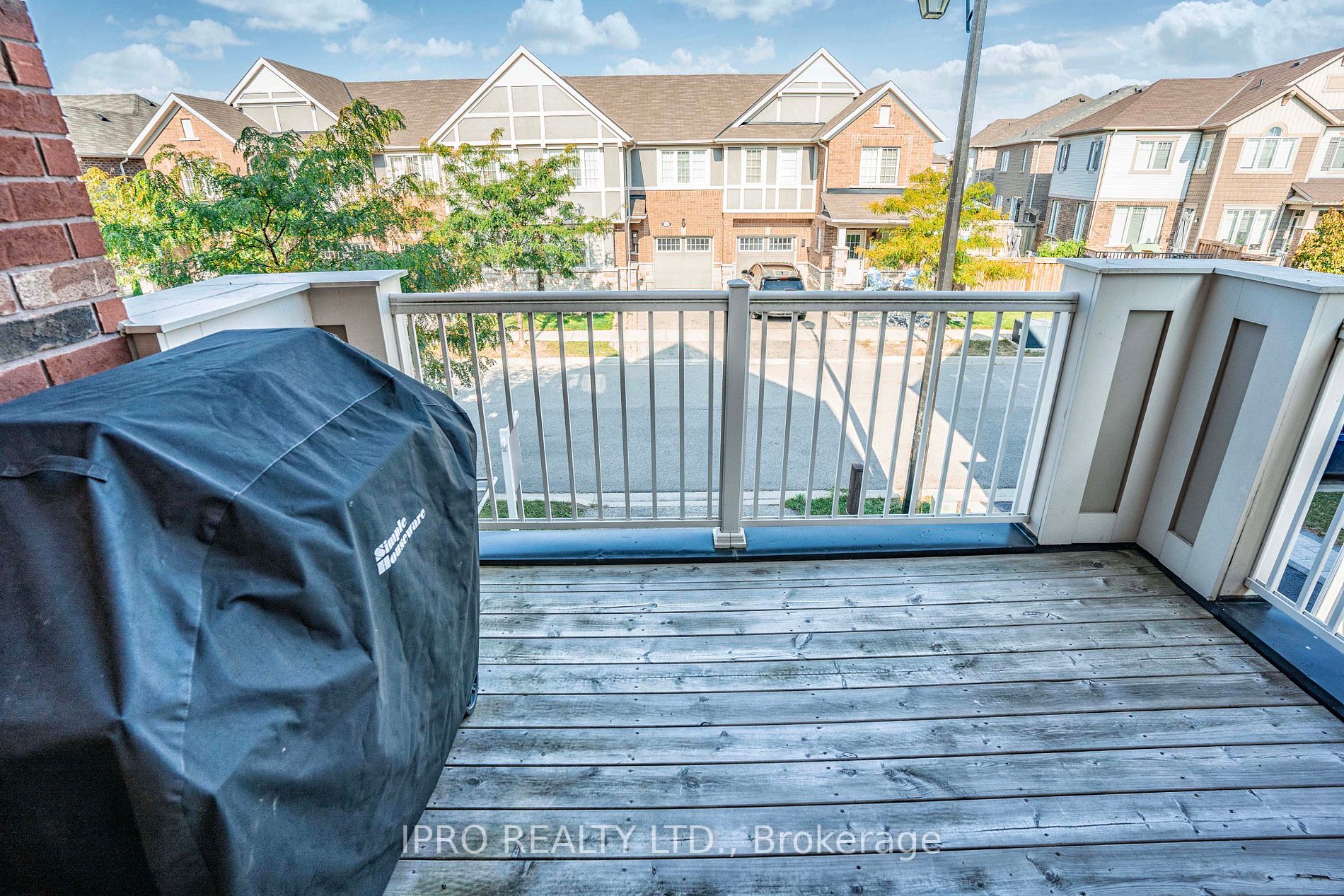 1541 Gainer Cres