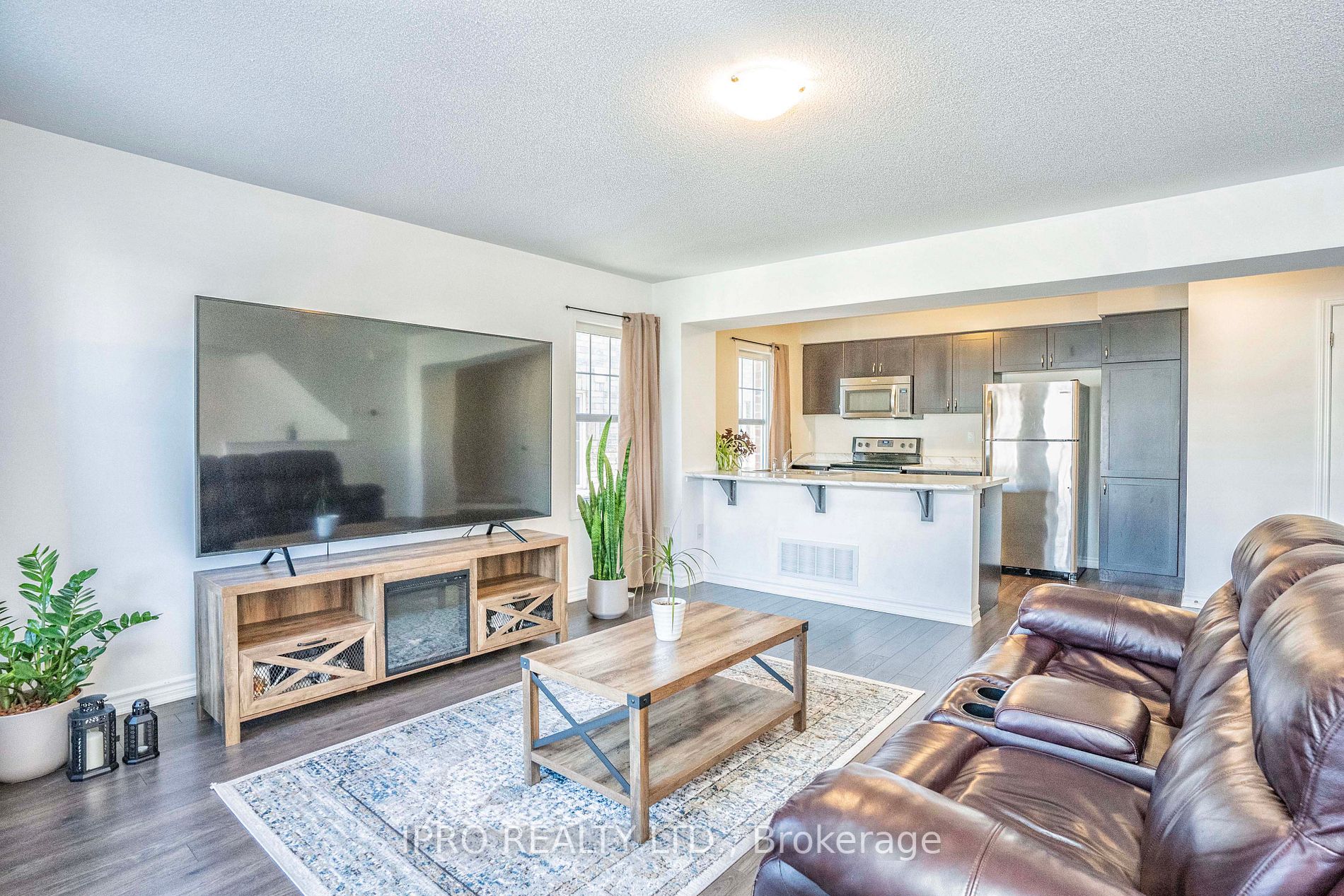 1541 Gainer Cres