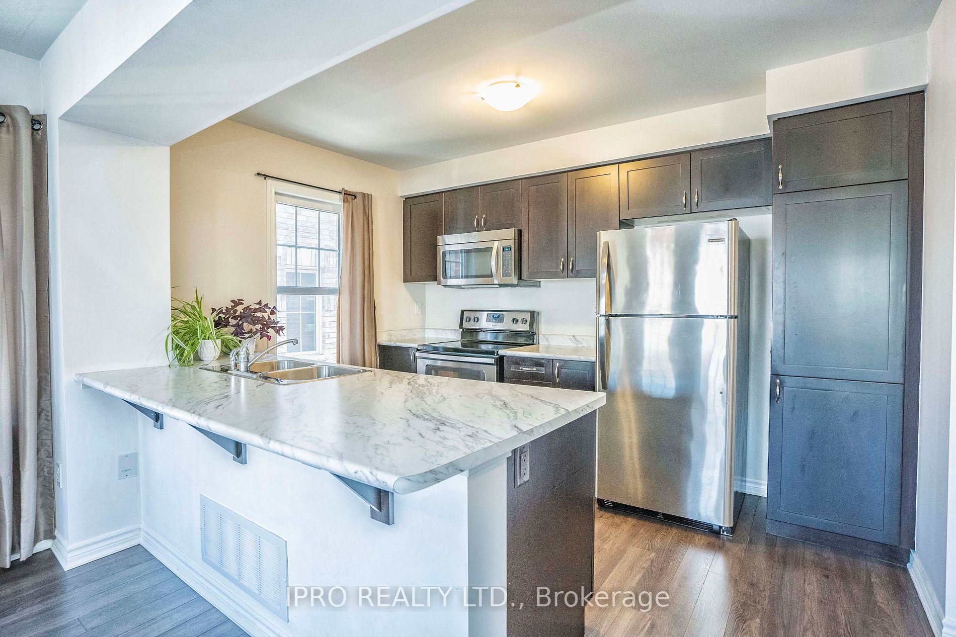 1541 Gainer Cres