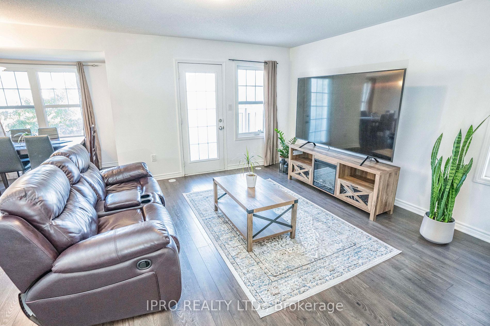 1541 Gainer Cres