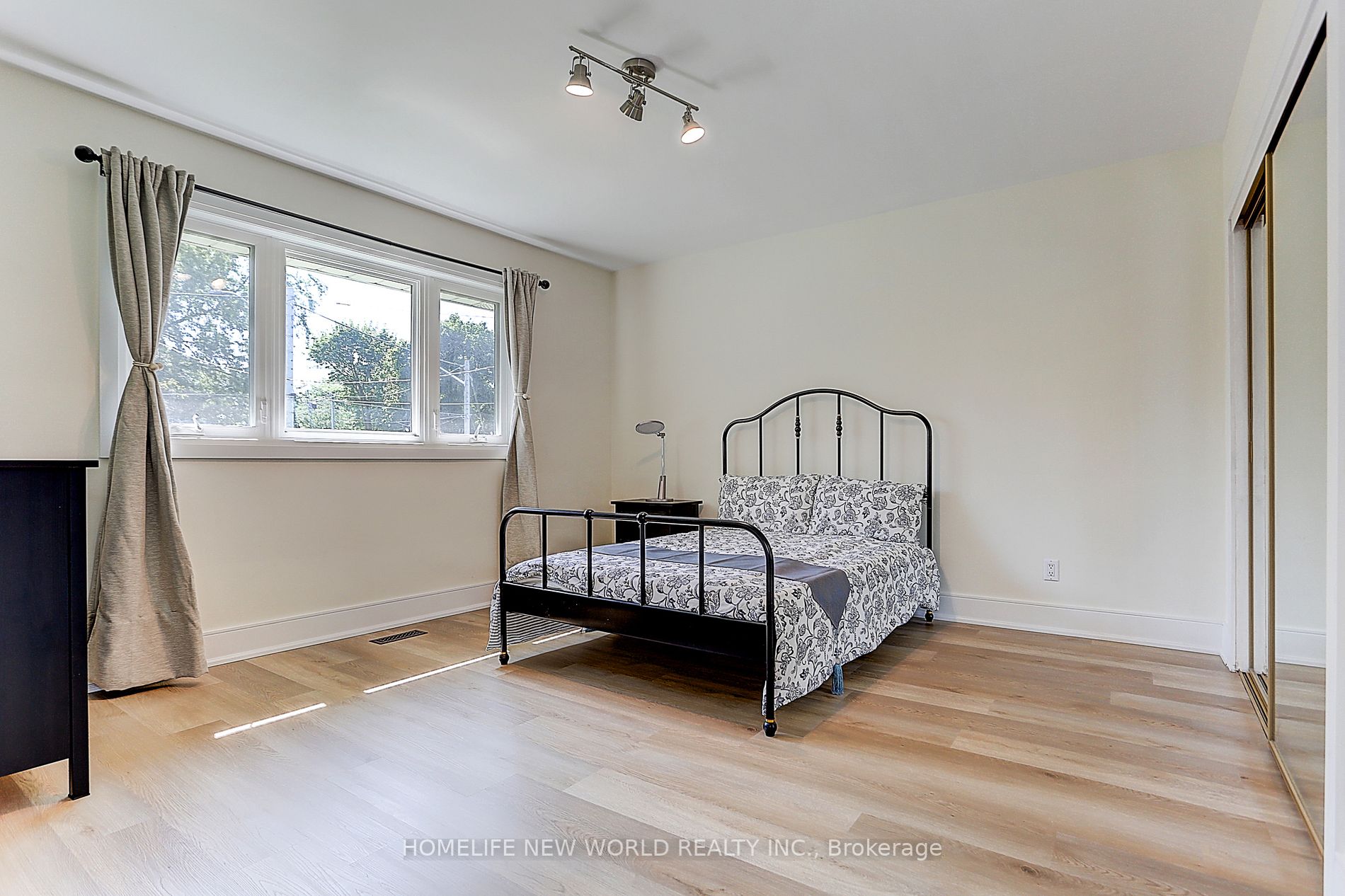 3287 Flanagan Cres